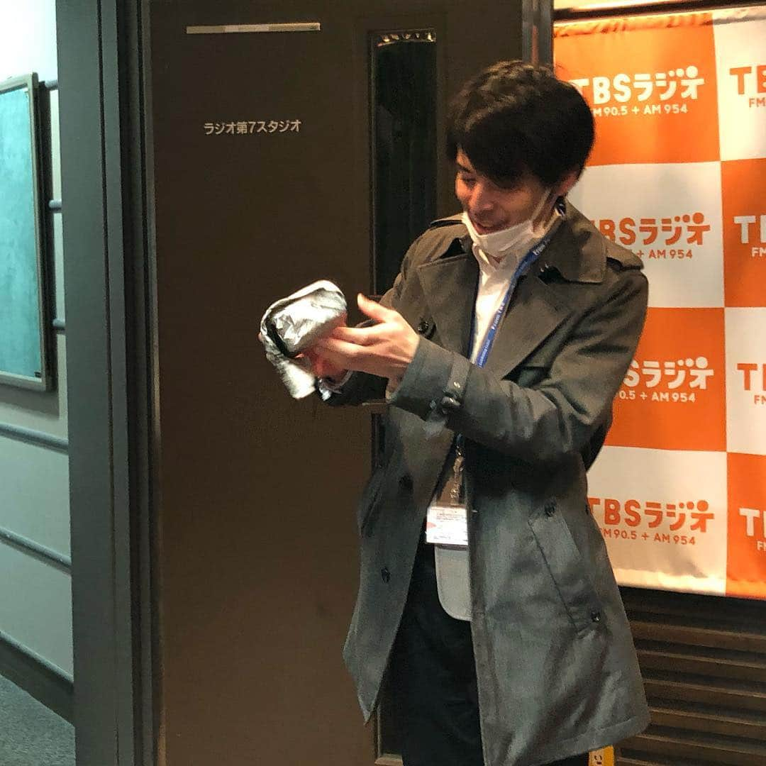 TBSラジオ「たまむすび」さんのインスタグラム写真 - (TBSラジオ「たまむすび」Instagram)「片桐千晶さんが金曜コンビに会いに来てくれました！「荒川強啓デイ・キャッチ」24年間ホントにお疲れ様でした☺︎ 春は出会いと別れの季節😢 玉さんのマネージャーさんも今日が最後だそうで、十得ナイフ🗡をプレゼント！ 「何があっちゃいけない」精神の玉さんなのです。  #tama954 #外山惠理 #玉袋筋太郎 #たまむすび #デイキャッチ #荒川強啓 #片桐千晶 #春は出会いと別れの季節 #寂しいけど #ありがとう #また会いましょう #tbsラジオ #新しいことの始まりの季節でもあるし #元気出して行こう」3月29日 17時31分 - tamamusubi905954