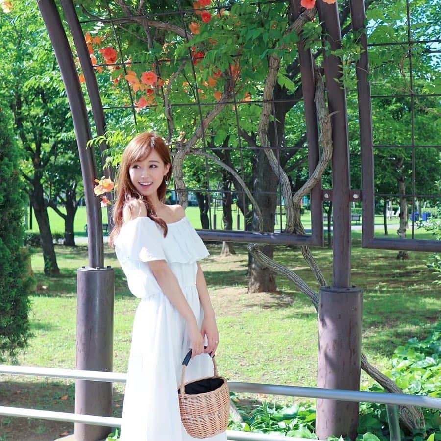 のインスタグラム：「. 私の美白サインは「春コーデ」 . あたたかくなってきてようやく春のお洋服を着てお出かけできるようになって嬉しい〜🤗 .  天気も良くて日中たっぷり日差しを浴びてしまったので、お肌のお手入れに、先日参加した純白専科のイベントでいただいたトライアルセットを使ってみたよ✨ . . 私のレビューが純白専科の特設サイトにアップされると思うので、ぜひ興味ある方はチェックしてください☺️ . . . . #pr  #純白専科  #美白サイン #春コーデ #お出かけ」