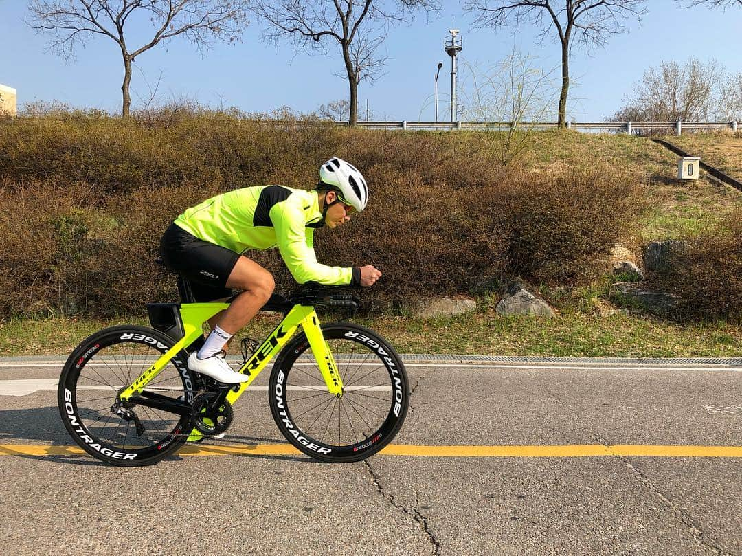 ジヌションさんのインスタグラム写真 - (ジヌションInstagram)「🏊🏻‍♂️🚴‍♂️🏃‍♂️ 올해 철인3종경기 10개 도전 철인 자전거 첫 라이딩 #trek #speedconcept #projectone #bontrager #웨이브셀 #garmin #vector」3月29日 17時42分 - jinusean3000