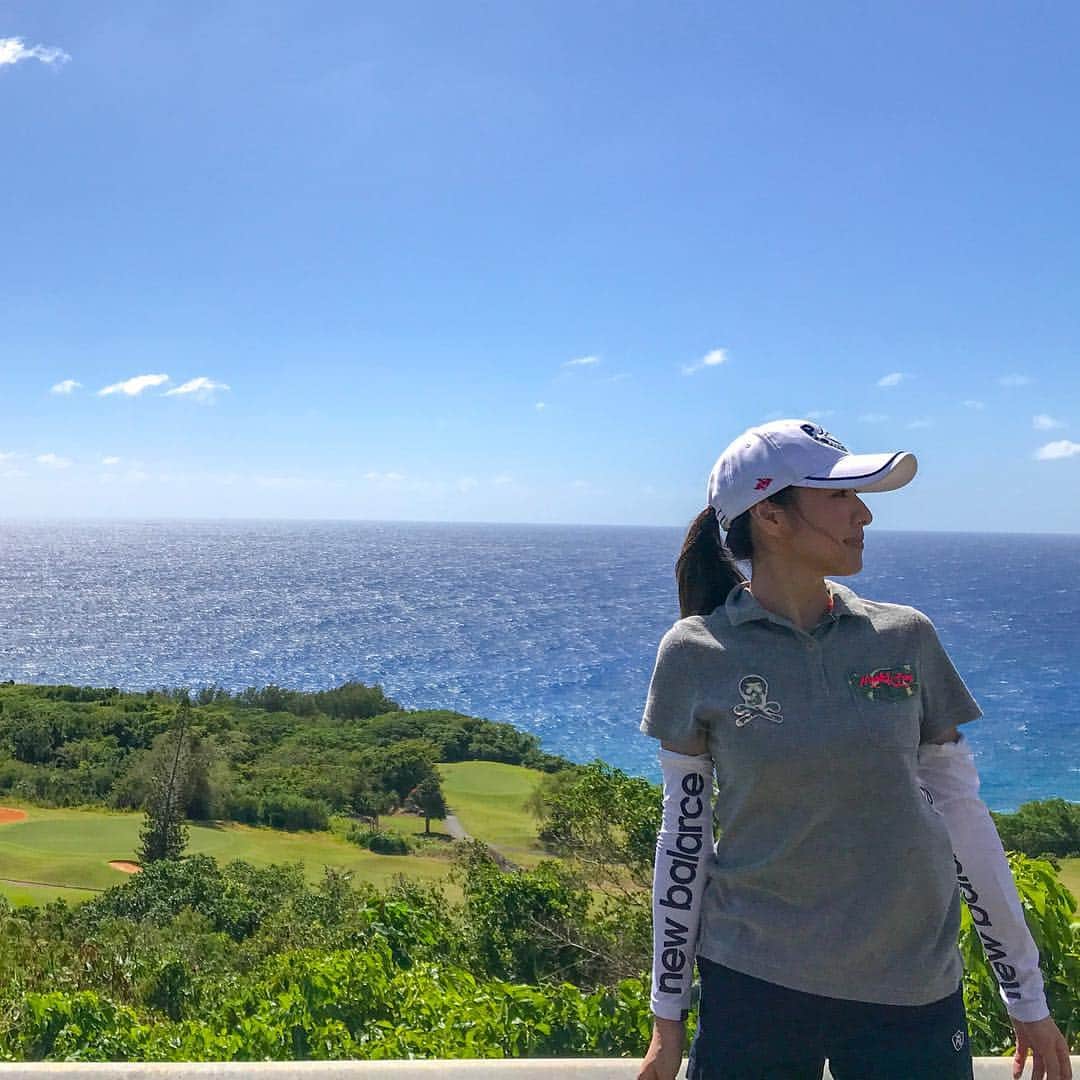 杉下理世のインスタグラム：「私の美白サインはゴルフ⛳️ 今年は冬もラウンドしてたけど、春のポカポカ陽気は、ますますゴルフに行きたくなります🏌️‍♀️ だからゴルフの後の肌ケアが大事✨ ラウンドの後は、先日参加した純白専科のイベントで貰ったトライアルセットで美白✨  私のレビューが純白専科のレビューに投稿されると思うので、興味のある方はぜひチェックしてみて下さい💁🏼‍♀️ #pr #純白専科 #美白サイン #美容 #美白 #日焼け対策 #ゴルフ #ゴルフ女子 #golf #100切り #ゴルフ好き #マンギラオゴルフクラブ #ゴルフコーデ」