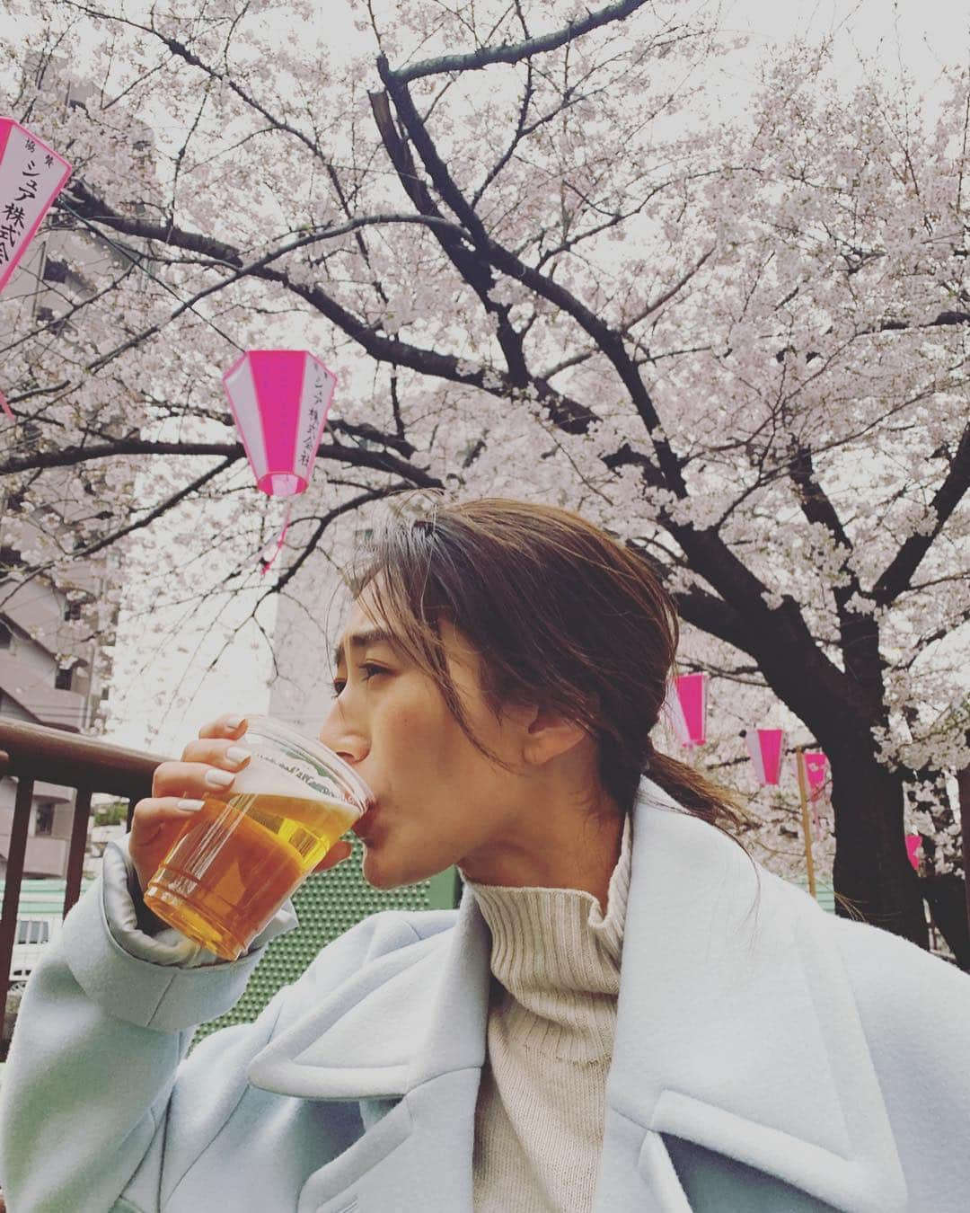 神山まりあさんのインスタグラム写真 - (神山まりあInstagram)「Beer × Cherry blossom 🤤🤤🤤 撮影後にご褒美いただいた😍🍺 最高に美味しいぜ！！！ #beer #afterwork #isthebest #work #fun #love #mom #model #cherryblossom #sakura」3月29日 17時35分 - mariakamiyama