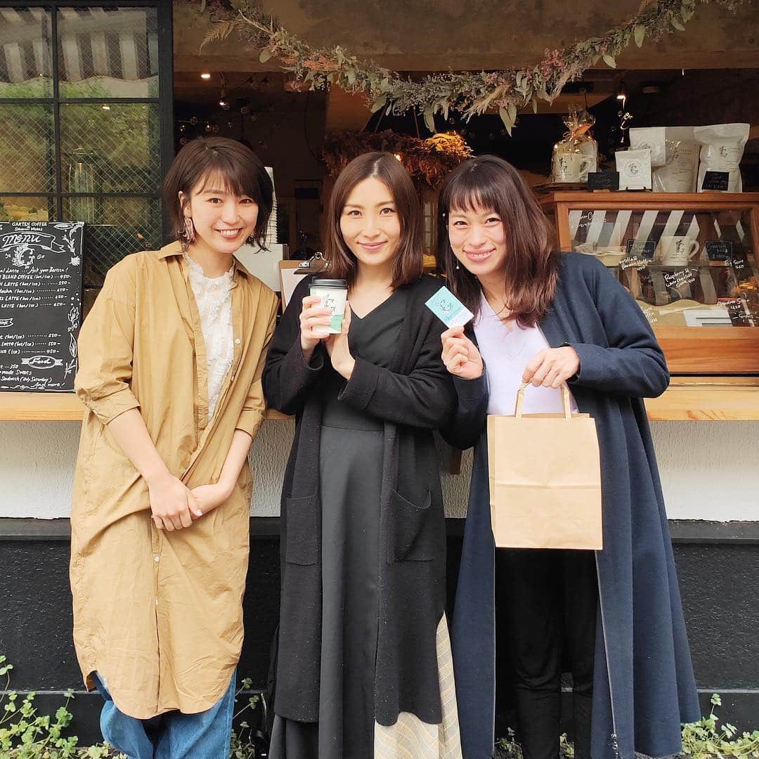 のインスタグラム：「もう明日にでも産まれておかしくない﻿静香の激励会的なランチを萌ちゃんと。﻿ ﻿ 今週2回目の﻿ ガルテンコーヒー。﻿ ﻿ 今日はチャイ☺️﻿ ﻿ #ガルテンコーヒー #NEXTWEEKEND #ガルテン﻿ ﻿#村上萌 #岡本静香」