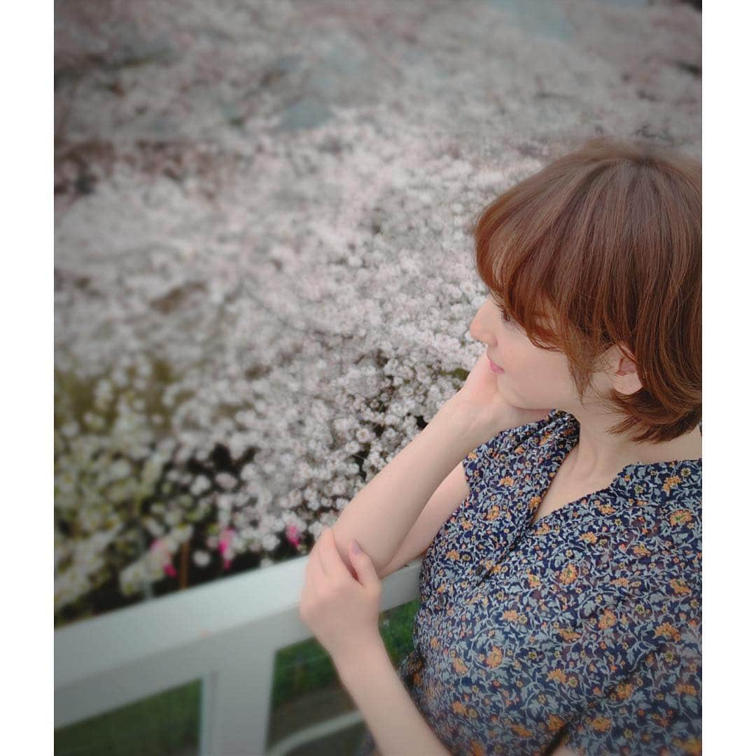 佐々木希さんのインスタグラム写真 - (佐々木希Instagram)「本日の私服 透けない花柄ワンピース💐 撮影後に スタイリストの#コギソマナ さんが撮ってくださいました♡  #のぞみの私服 #iNtimite」3月29日 17時50分 - nozomisasaki_official