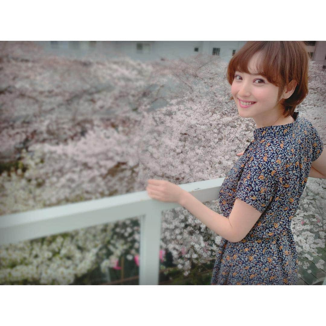 佐々木希さんのインスタグラム写真 - (佐々木希Instagram)「本日の私服 透けない花柄ワンピース💐 撮影後に スタイリストの#コギソマナ さんが撮ってくださいました♡  #のぞみの私服 #iNtimite」3月29日 17時50分 - nozomisasaki_official