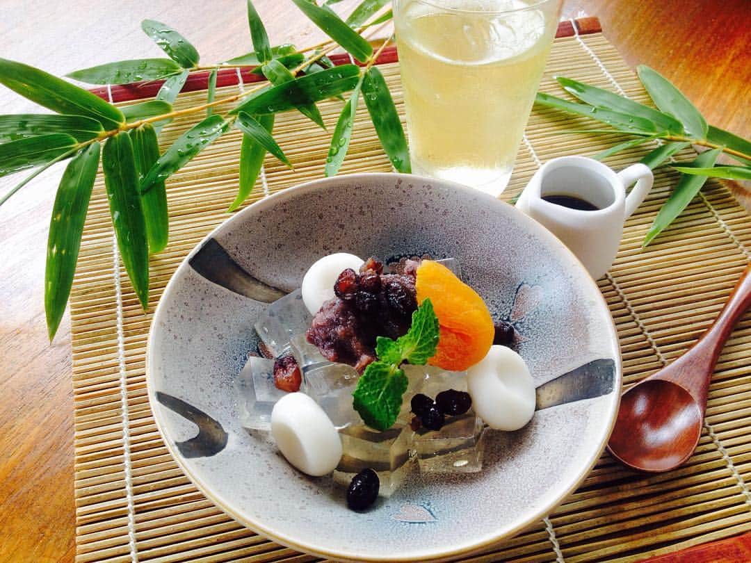 のインスタグラム：「Are you still hungry after lunch? If your answer is "yes", this is the solution! Make sure you order Anmitsu for your dessert. We serve plain agar, red beans and dango in a bowl. Enjoy it with palm sugar syrup and sencha or houjicha tea.. Fulfill your needs, fulfill your wishes! #anmitsu #sweets #japanese #delicious #toiro_wagashi #kerobokan #batubelig #petitenget #canggu #balifoodies」
