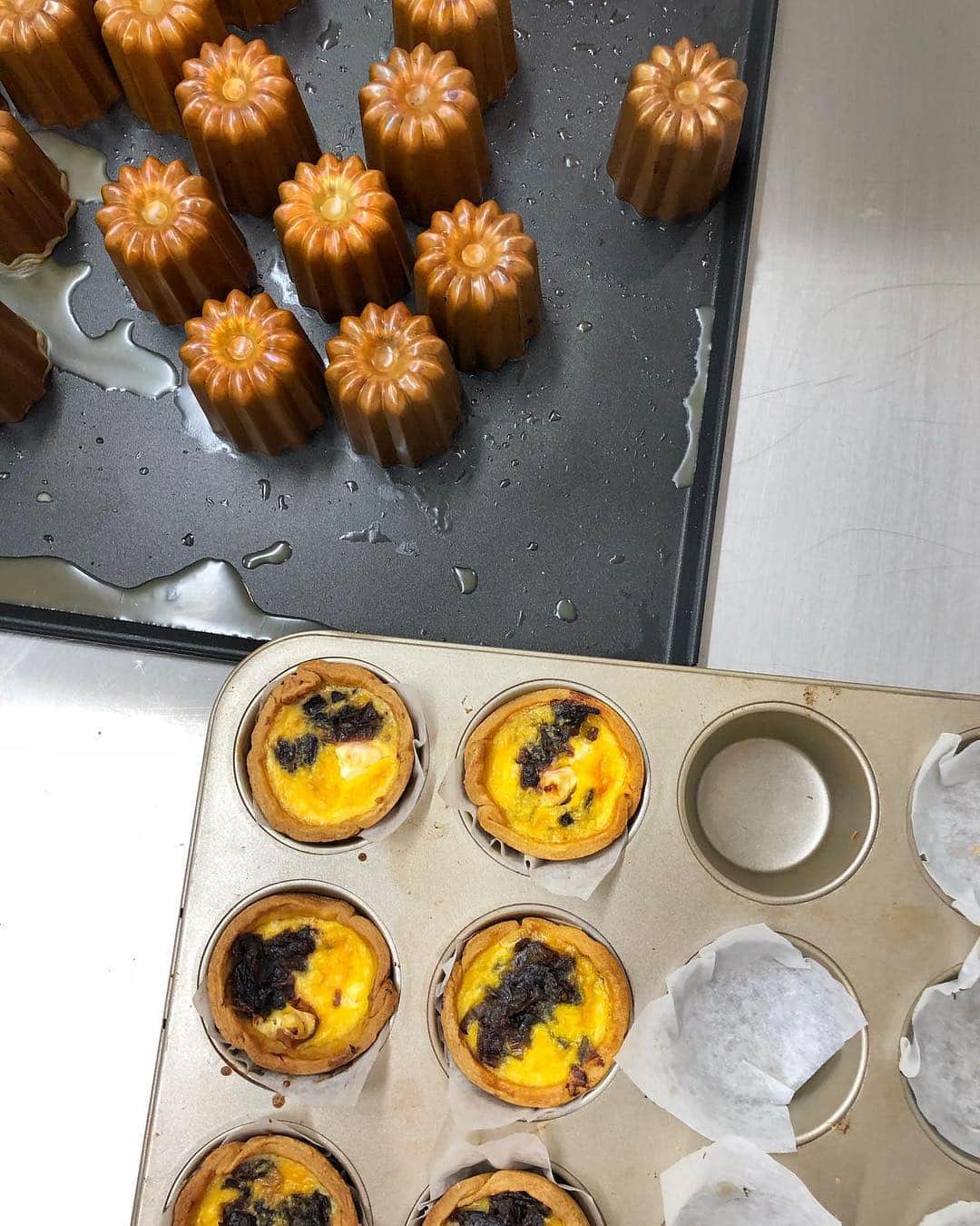 @LONDON | TAG #THISISLONDONさんのインスタグラム写真 - (@LONDON | TAG #THISISLONDONInstagram)「Morning! It’s @felicityspector here at the fabulous new @mielbakery in #WarrenStreet - tucking into an amazing spread by acclaimed pastry chef Shaheen Peerbhai aka @purplefoodie ... we’ve got a super flaky caramelised kouign amman, a sable Breton with pecans, a beautiful Valrhona chocolate tart and a crunchy, custardy canele warm from the oven. Plus a big cup of velvety hot chocolate... it doesn’t get much better than this! Shaheen is a total star - she trained in France at Le Cordon Bleu and Alain Ducasse with a James Beard Scholarship - somehow finding time to write a book, the Paris Picnic Club. Miel Bakery is her first solo place - get down there for the gorgeous pastries and cakes, as well as lunchtime focaccia and sourdough sandwiches - all of it baked on site, all of it totally delicious. 🧁❤️ // #thisislondon #london」3月29日 17時43分 - london