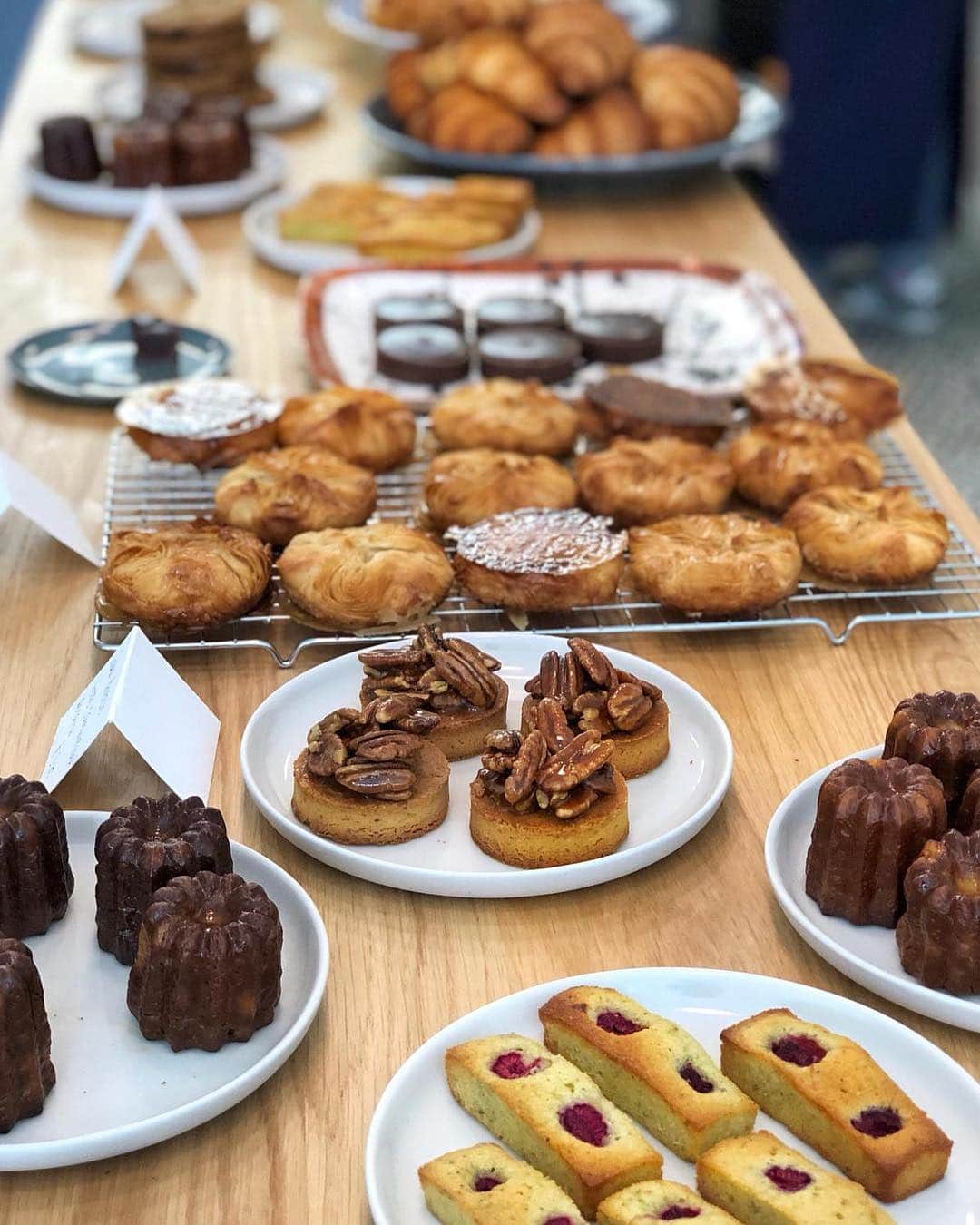 @LONDON | TAG #THISISLONDONさんのインスタグラム写真 - (@LONDON | TAG #THISISLONDONInstagram)「Morning! It’s @felicityspector here at the fabulous new @mielbakery in #WarrenStreet - tucking into an amazing spread by acclaimed pastry chef Shaheen Peerbhai aka @purplefoodie ... we’ve got a super flaky caramelised kouign amman, a sable Breton with pecans, a beautiful Valrhona chocolate tart and a crunchy, custardy canele warm from the oven. Plus a big cup of velvety hot chocolate... it doesn’t get much better than this! Shaheen is a total star - she trained in France at Le Cordon Bleu and Alain Ducasse with a James Beard Scholarship - somehow finding time to write a book, the Paris Picnic Club. Miel Bakery is her first solo place - get down there for the gorgeous pastries and cakes, as well as lunchtime focaccia and sourdough sandwiches - all of it baked on site, all of it totally delicious. 🧁❤️ // #thisislondon #london」3月29日 17時43分 - london