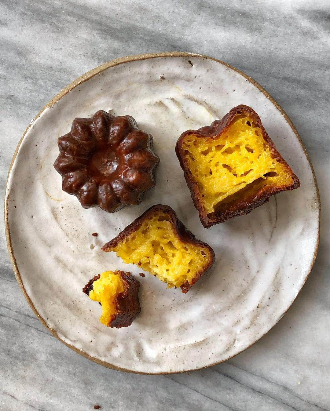 @LONDON | TAG #THISISLONDONさんのインスタグラム写真 - (@LONDON | TAG #THISISLONDONInstagram)「Morning! It’s @felicityspector here at the fabulous new @mielbakery in #WarrenStreet - tucking into an amazing spread by acclaimed pastry chef Shaheen Peerbhai aka @purplefoodie ... we’ve got a super flaky caramelised kouign amman, a sable Breton with pecans, a beautiful Valrhona chocolate tart and a crunchy, custardy canele warm from the oven. Plus a big cup of velvety hot chocolate... it doesn’t get much better than this! Shaheen is a total star - she trained in France at Le Cordon Bleu and Alain Ducasse with a James Beard Scholarship - somehow finding time to write a book, the Paris Picnic Club. Miel Bakery is her first solo place - get down there for the gorgeous pastries and cakes, as well as lunchtime focaccia and sourdough sandwiches - all of it baked on site, all of it totally delicious. 🧁❤️ // #thisislondon #london」3月29日 17時43分 - london