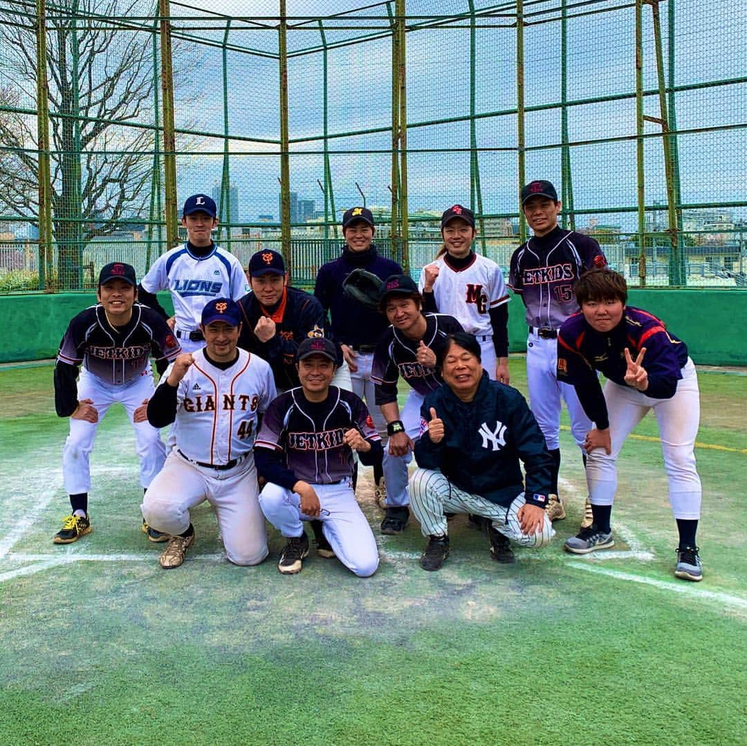 フルカウント千葉さんのインスタグラム写真 - (フルカウント千葉Instagram)「‪今日 #プロ野球 が #開幕 しますので‬ ‪先駆けて 事務所の大先輩 #中山秀征 さん方と #野球 をして来ました⚾️💨‬ ‪  #桜 を眺めながらの #スポーツ は、#乙 なモノですなぁ☺️🌸‬ ‪  #CHERRYBLOSSOM  #cherryblossom ‬ ‪#sakura‬ ‪#baseball ‬ #japan」3月29日 17時45分 - fullcount.chiba