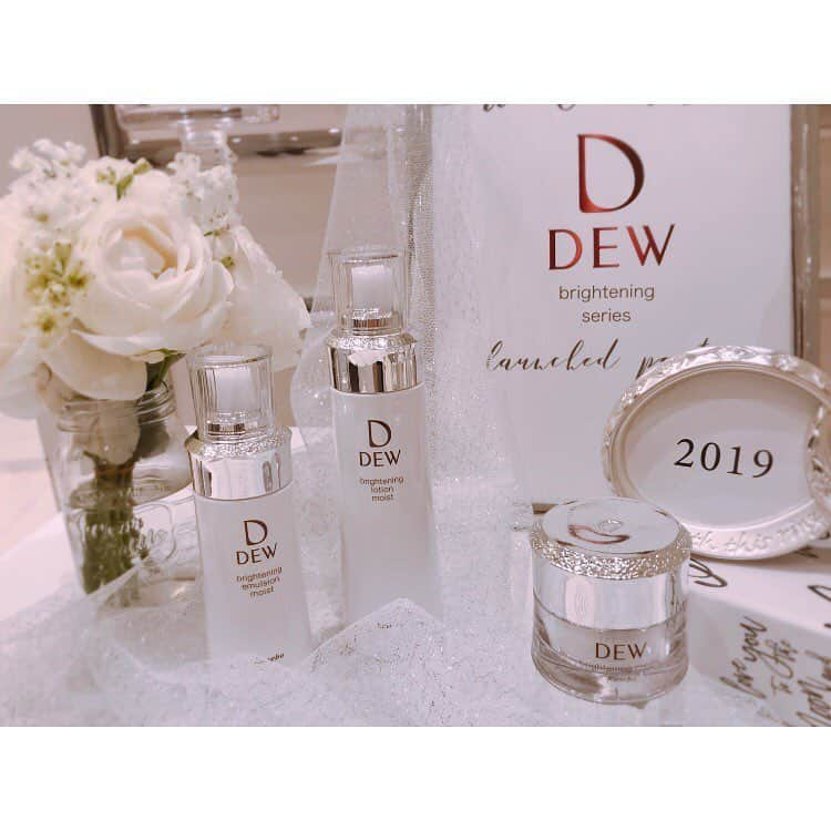 大谷朋子さんのインスタグラム写真 - (大谷朋子Instagram)「♡ * 3月16日発売の「DEW(@dew_official_jp)」 ブライトニングシリーズ♡ * 紫外線や気温の上昇、エアコンなどなど、 肌をとりまく環境の変化に着目！ * メラニンの生成を抑え、シミ・ソバカスを防ぎ、 肌にうるおいを与え透明感のある明るいハリ密肌へと 導いてくれるというスキンケア商品です✧ * カネボウさんよりご招待いただいたイベントでは、 朝晩それぞれの化粧水の付け方を学びました。 * ☀朝のお目覚めケアは、 指先でリズミカルにパッティング♪ ☾夜のいたわりケアは、 大きな円を描き、パームパック♪ * 化粧水が美容液のようなとろみがあって、 好みのテクスチャー♡ それが、肌に触れた瞬間みずみずしくすーっとなじんでいくんです。 * 香りはリラックス感のあるグリーンフローラルで、 とっても癒されます🌿 * ここ最近暖かくなり、紫外線が気になるようになってきたので美白ケアを始めようと思っていたところ♪ * 冬の紫外線対策はファンデ前の日焼け止めのみだったので、これからスキンケアにも美白アイテムを取り入れていきます♡ * ナチュラルなツヤと潤いに満ちた透明感のあるお肌に近づけたらいいな◡̈⃝ * * #DEW_PR #花嫁美容 #ブライトニング美白 #dew #美しむ #美白ケア #ファンデするのがもったいない #プレ花嫁 #卒花嫁  #dewブライトニングローション」3月29日 17時48分 - tomoko_ohtani