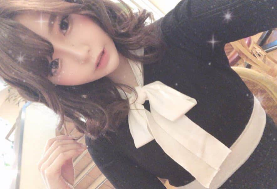 真奈りおなのインスタグラム：「新しいお洋服が着たくて 予定もないのにカフェに来たの♡  三時のおやつ食べれるの幸せ🍩🍴 イチゴ狩り行きたいな🍓( '-' 🍓 )  #プレステージ専属 #AV女優 #セクシー女優 #シナモロール #photography #ポートレート  #前髪 #前髪アレンジ #photos  #ootd  #かわいい  #プレステージ #秋葉原 #ラムタラ #haircolor  #hairstyle #hairstyles #instagood  #三つ編み #いちご  #イチゴ狩り #春 #お花見」