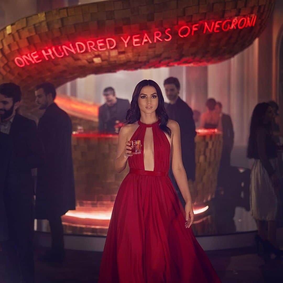 Campari Japanさんのインスタグラム写真 - (Campari JapanInstagram)「2019年カンパリレッドダイアリーズショートムービー「エンタリング レッド 」日本語字幕版が本日カンパリジャパン公式You Tubeサイトにて公開されました。主演アナ・デ・アルマス。@ana_d_armas 。監督マッテオ・ガローネ。ミラノで撮影されたカンパリレッドの世界観をお楽しみ下さい。⁣ ショートムービーは、カンパリジャパン公式You tubeチャンネルでご覧頂けます。⁣ → ( LINK : https://youtu.be/DF9jnKk_WxE ) ⁣ ⁣ #CAMPARI #アペリティーボ #カンパリレッド #Negroni #ネグローニ #イタリア #カクテル #cocktails #mixology #ミクソロジー #RedDiaries #N100 #RedDiaries #エンタリングレッド #2019年ショートムービー #ミラノ #アナデアルマス #マッテオガローネ #ネグローニ100周年 #ショートムービー」3月29日 18時00分 - camparijapan