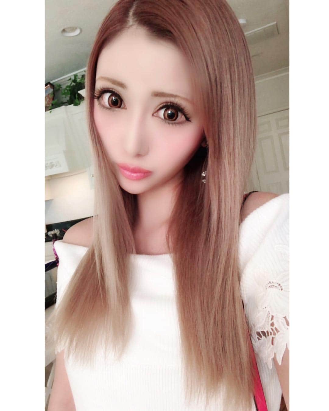 のインスタグラム：「. . . お久しぶりの投稿っ👱‍♀️🌸💓🌸 . . 髪ロング🐰🌼🌼 . と最近のミディアム🐣🌸🌸 . . どっちがいいかなぁぁ🥺💓💓💓 . . さらに髪色明るめ🌼🌼🌼 . 暗め🌸🌸🌸 . . どっちがよいかにゃぁ🐥💞🎀💞✨ . . せいら優柔不断だからちょー迷っちゃぅぅぅぅ🐰💔💔💔ww . . 優しい皆様よかったら意見くださいませぇ〜っ🥰💓🥺💓💞💞💞💞 . . あんまり更新してないのに、いつも応援して下さり本当に本当にありがとうございます♥️🥰♥️💕💕💕 . . これからもよろしくお願いしますっ🥺🥰💓💓💓 . .  #ロングヘアー #ミディアムヘアー #ハイトーン #ダークトーン #夏 #summer #アメリカ旅行 #travel #アメリカ #America #unitedstates #別荘 #vacances #バカンス #longvacation #ロングバケーション #vacation #apweiserriche #アプワイザーリッシェ #victoriassecret #ヴィクトリアシークレット #カラコン #ホテラバ #夏の思い出 #早く夏になって欲しい#髪色 #髪型 #迷う #ピアス #CHANEL . . 優しい方意見くださぁいっ👱‍♀️💓💓💓 . .」