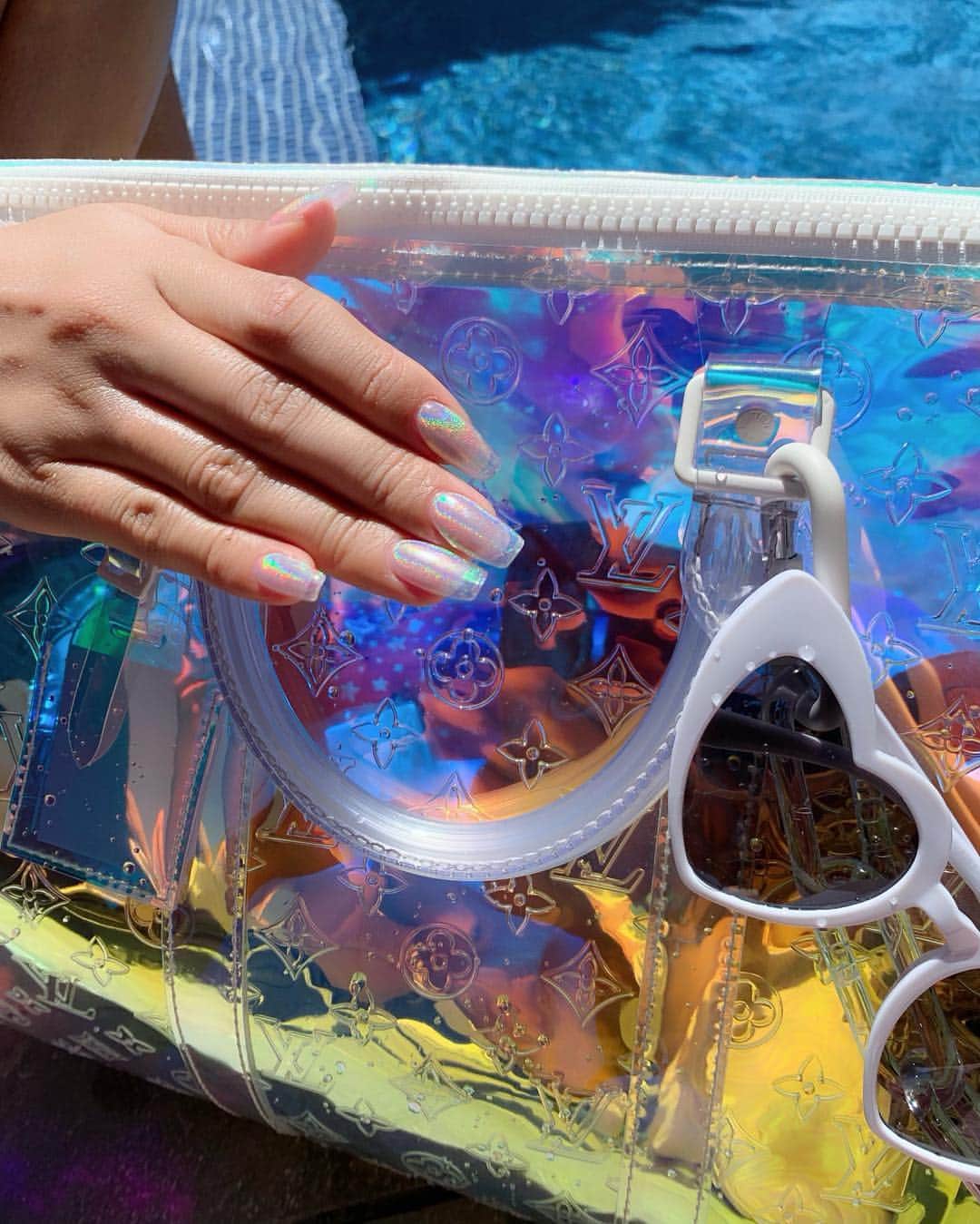 のインスタグラム：「プリズムネイルにしていたのはこのためでした🌈🦄💅💖ほとんど気づかれない自己満足😂💗 #louisvuitton #prism #keepall #virgilabloh #nail #prismnails #esnail #maisondeharu #esutoreja #hawaii #pool」
