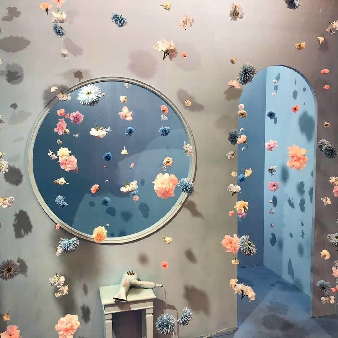 MERYさんのインスタグラム写真 - (MERYInstagram)「. 参加型のフォトジェニック・アート展『VINYL MUSEUM（ビニール・ミュージアム） @vinyl_museum 』。春の訪れを感じさせるたくさんのフォトジェニックなブースで楽しみながら写真を撮ることができますよ。 3度東京で開催、第4回目を名古屋、第5回目を大阪で2019年4月7日（日）まで開催中です♡ . MERYでは他にも「かわいい」に近づくさまざまな情報を発信しています。 @mery.beauty コスメ・美容に特化した情報をお届け♡ @mery_spot 話題のカフェやお出かけスポットをご紹介！ こちらもぜひチェックしてみてください！ . . photo by @nakamu216 . #MERY #regram #instagram #photogenic #instagenic #instagood #instalike #art #artmuseum #osaka #vinylmuseum #photospot #아트 #사진  #멋쟁이 #インスタ映え #フォトジェニック #アート展 #大阪 #期間限定 #おしゃれさんと繋がりたい #お洒落好きと繋がりたい #アート展 #ビニールミュージアム #アート #映えスポット #カメラ好きと繋がりたい #写真好きと繋がりたい #MERY女子 #メリー」3月29日 18時01分 - mery.jp