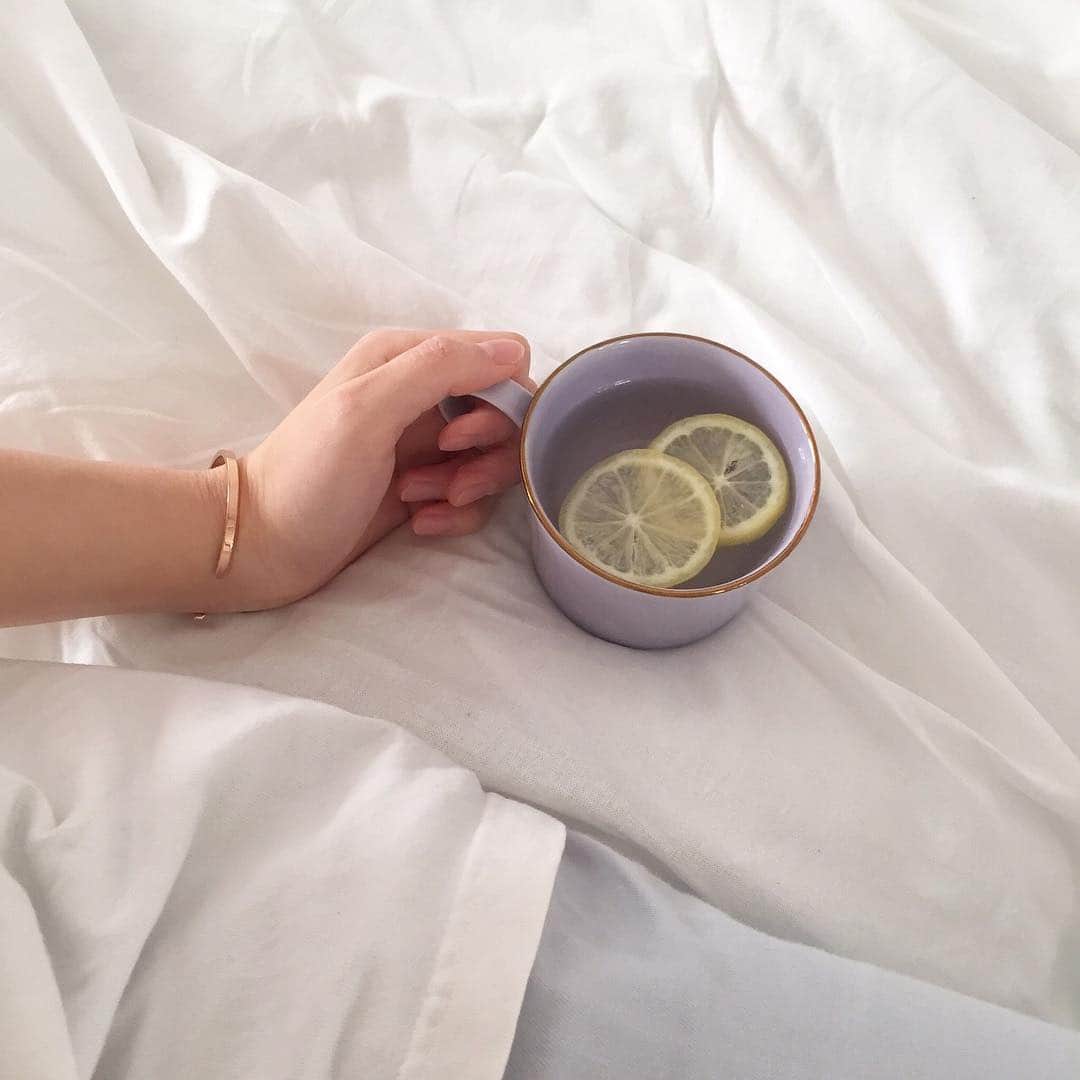 COCON AOYAMA｜ASLEEPコンセプトショップのインスタグラム：「.⁣⠀ 朝少し早く起きてゆったりベッドの上で過ごすのも良いですね🌷💫⁣⠀ ⁣⠀ "質の高い眠り"を追求するASLEEP（アスリープ）のコンセプトショップCOCON AOYAMA⁣⠀ 自分に最適なマットレスが3分でわかる「姿勢診断システム」体験を実施中 ⁣⠀ . ⁣⠀ . ⁣⠀ ▶アスリープの詳細はプロフィール（@cocon_asleep ）のリンクから😄🌷 ⁣⠀ . ⁣⠀ .⁣⠀ #coconaoyama #アスリープ #アイシンベッド #ベッドメイキング #マットレス #ベッド #寝室 #AOビル #青山 #表参道 #インテリア #インテリアコーディネート #ひとり暮らしインテリア #模様替え #ホワイトインテリア  #春 #お布団大好き #癒しの空間  #インスタ映え  #お布団工房 #女子力向上委員会  #部屋作り #部屋の模様替え #新生活準備 #新生活スタート #早起きは三文の徳 #朝活女子部 #朝活 #朝陽」