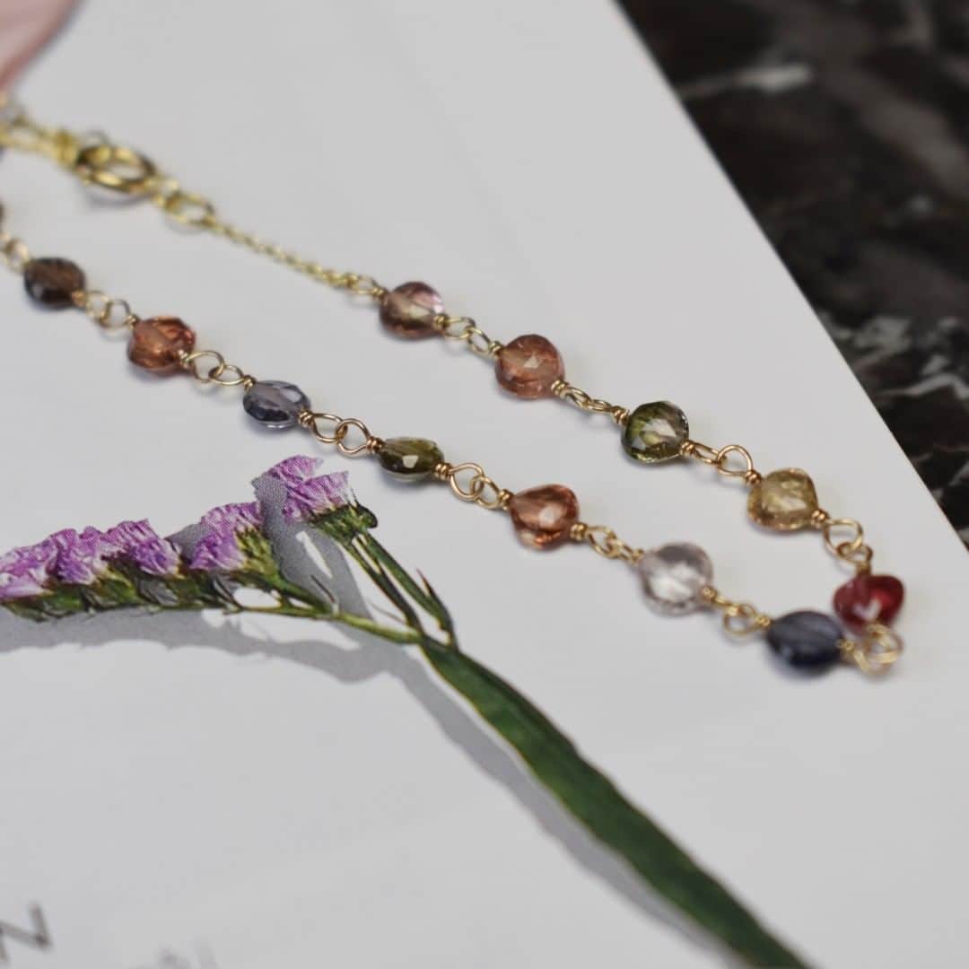 のインスタグラム：「Tourmaline mix looking like candy🍭10 karat demi fine gold bracelet. #carrejewellery」