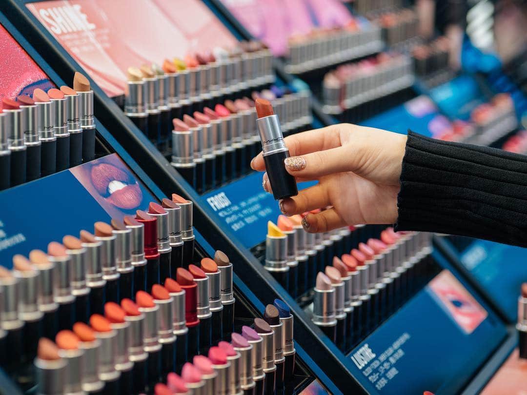 M∙A∙C Cosmetics Japanのインスタグラム：「⠀ #MACJapan20 M·A·C が日本に初上陸してちょうど 20年 当時から働いているスタッフも… 新しく入社したスタッフも… 年代の垣根を越えて働いています👩‍👧 ⠀ #MACリップ  は種類が豊富なので 自分にピッタリな色が見つかるはず！ お近くの店舗のスタッフに、お気軽にご相談ください💄 ⠀ PHOTO: @takaki_iwata ⠀ ⠀ ⠀ ⠀ ⠀ ⠀ #MACCosmeticsJapan #MACコスメ #MACCosmetics #MACArtistChallenge #MyArtistCommunityJP #MAC #コスメ #メイク #リップ #リップスティック #赤リップ #リップメイク」