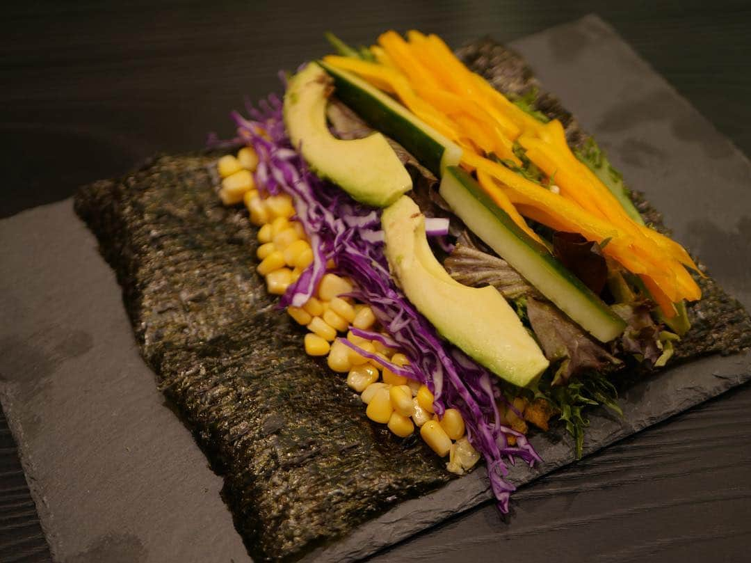 Japan Food Townさんのインスタグラム写真 - (Japan Food TownInstagram)「Have you ever heard of "Sushi Burrito"? Bonta bonta is now serving you this new concept dish for everyone to enjoy during your busy lunch time. With a bit of spiciness and fresh vegetables, this burrito is totally different from Sushi (Maki-Sushi)!! They have Salmon Salad Burrito($9.80), Spicy Tuna & Negitoro Burrito($11.80), Mix Salad Burrito($5.80) and Spicy Kani Salad Burrito($6.80). You can add 4pcs of Karaage with those burritos with only at $3.80. Please try them!⁣ ⁣ Bonta bontaから、新コンセプトのお寿司のご紹介です。⁣ その名も「寿司ブリトー」！忙しいランチ時間にサクッと、でもヘルシーで美味しいものを食べたいという方にピッタリです。スパイシーなソースを使用している、マグロブリトー（＄11.8）やカニかまブリト―（＄6.8）は辛い物好きの皆様にもご満足いただける出来になってます。また、野菜だけ使用したヘルシーなベジブリト―（$5.8）やサーモンブリト―（$9.8）も野菜がたくさん使用されていて、おすすめです。⁣ 3.8ドルで唐揚げ4つも付けることができます。是非イートインでもテイクアウェイでもご利用ください！⁣ ⁣ #bontabonta #sushi #sushiburrito #burrito #spicy #lunch⁣ #japanfoodtown #japanesfood #eatoutsg #sgeat #foodloversg #sgfoodporn #sgfoodsteps #instafoodsg #japanesefoodsg #foodsg #orchard #sgfood #healthy #foodstagram #singapore #wismaatria #ジャパンフードタウン #シンガポール #ボンタボンタ #寿司 #寿司ブリト― #ブリトー #スパイシー #ヘルシー」3月29日 18時04分 - japanfoodtown