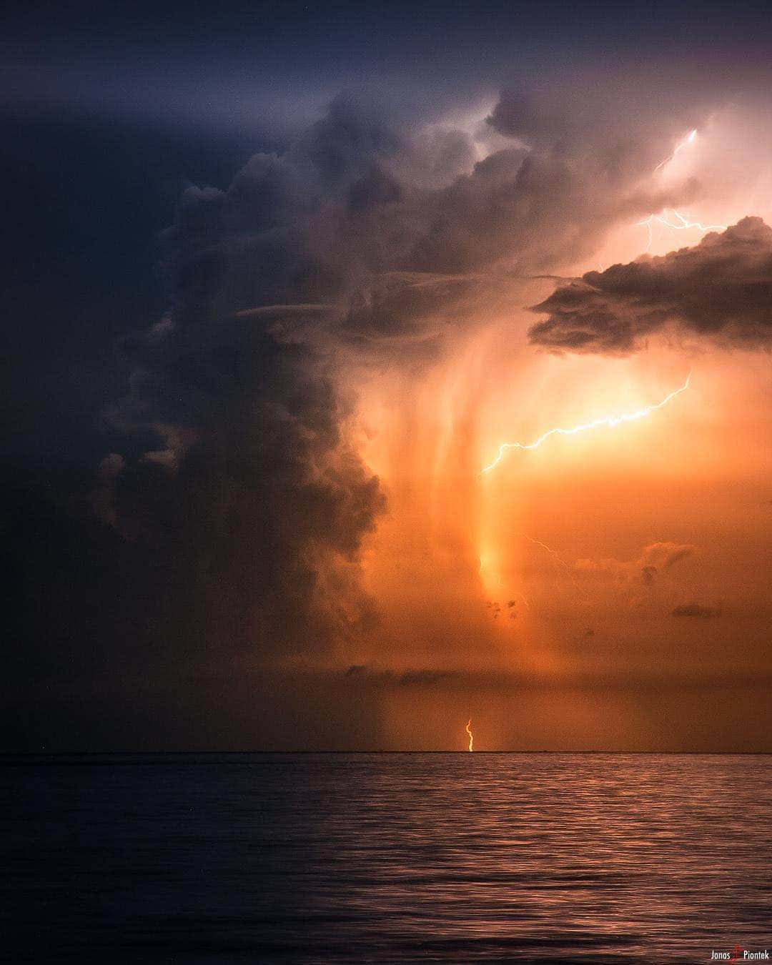 Canon Photographyさんのインスタグラム写真 - (Canon PhotographyInstagram)「An amazing slide of the intense thunderstorm activity around Lake Maracaibo in Venezuela! The area is know to be the most lightning active on earth with lightning occurring almost every day of the year! Which is your favourite?  All photos by @jonaspiontek! Make sure to check him out, he’s just about to surpass 100k followers!」3月29日 18時07分 - cpcollectives