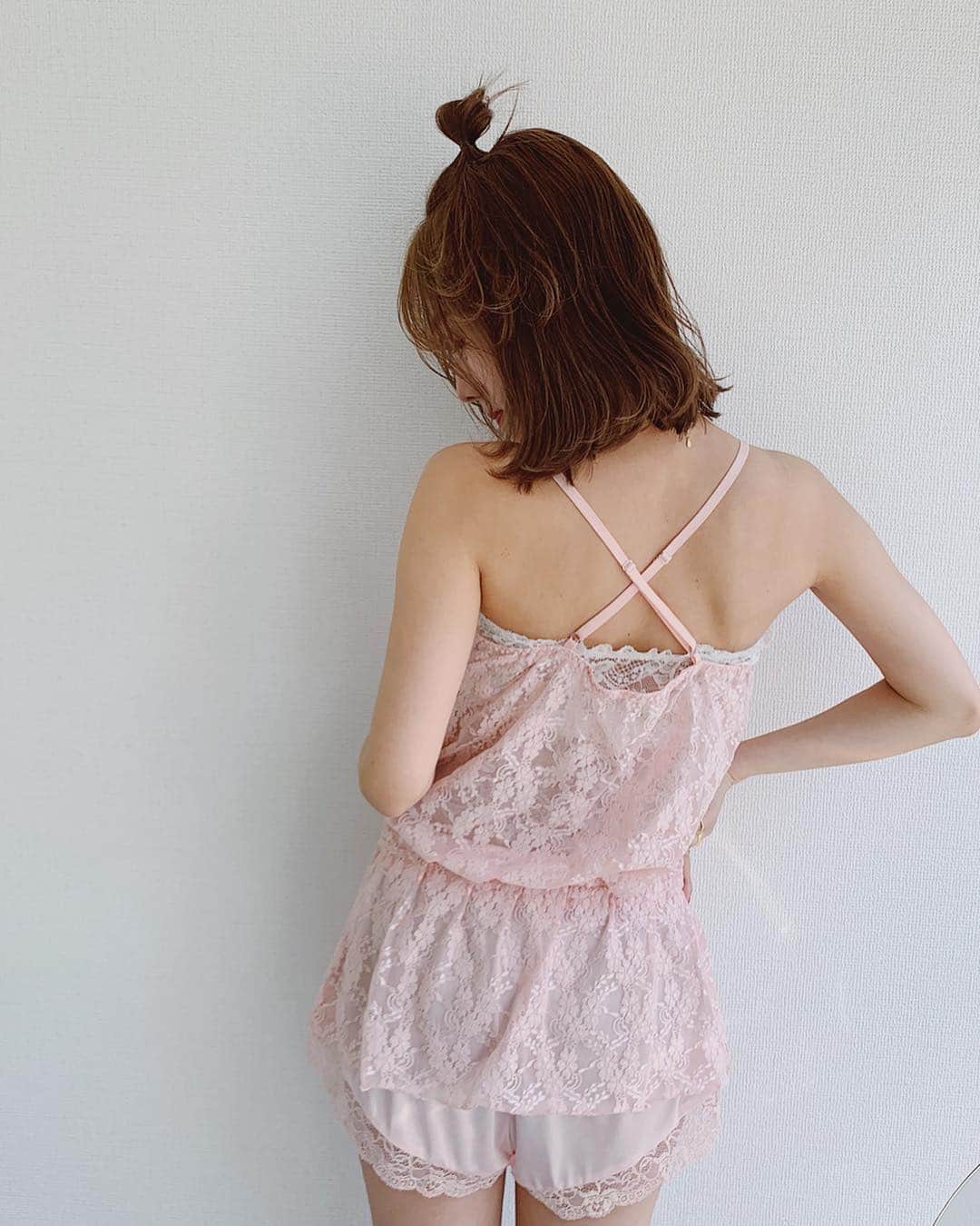 前田希美（まえのん）さんのインスタグラム写真 - (前田希美（まえのん）Instagram)「ルームウェア 着てみるとこんな感じです。 バックスタイルがとくに可愛い♥  レースアイテムって やっぱり好きだなぁ。 女の子で良かった瞬間☺︎ これは大好きなくみたんからの プレゼント🎁  @kumikofunayama  ありがとうございます♥  #room #roomwear #fashion  #code  #pink #ravijour」3月29日 18時16分 - maeda_nozomi