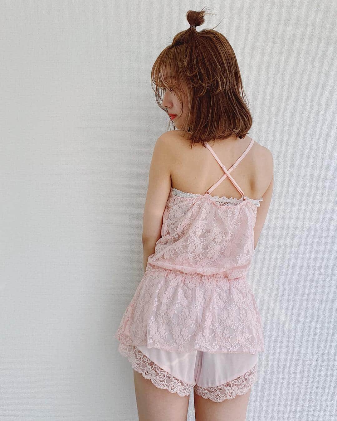前田希美（まえのん）さんのインスタグラム写真 - (前田希美（まえのん）Instagram)「ルームウェア 着てみるとこんな感じです。 バックスタイルがとくに可愛い♥  レースアイテムって やっぱり好きだなぁ。 女の子で良かった瞬間☺︎ これは大好きなくみたんからの プレゼント🎁  @kumikofunayama  ありがとうございます♥  #room #roomwear #fashion  #code  #pink #ravijour」3月29日 18時16分 - maeda_nozomi