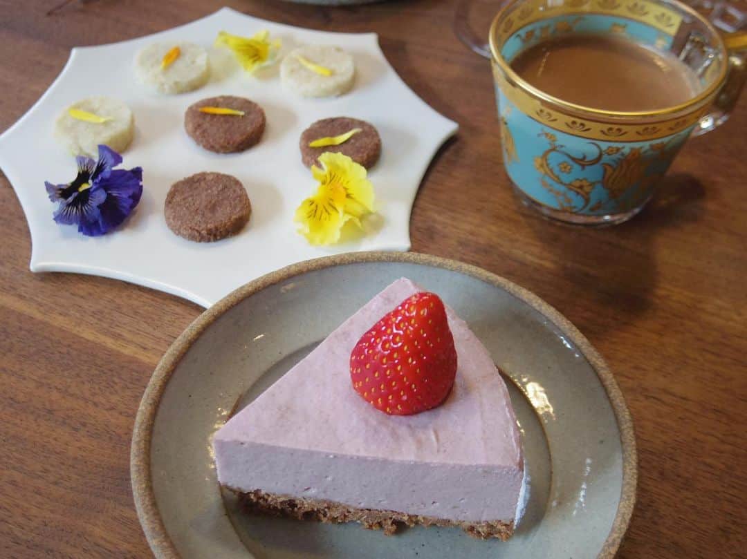 のインスタグラム：「今日は息子の通っているスクールのママ達がローケーキレッスンに来てくださいました！ 寅の大好きなお友達が私にバースデーカードを書いてきてくれて感激😭💕 他にもお土産など色々頂いてしまった🙏✨ 焼かないロークッキー、ローココア、スパークリングウォーターケフィアも好評で良かった😋 次回は韓国料理レッスンに来てくれるので楽しみ！🇰🇷 #クロエズキッチン #クロキチ #chloeskitchen #ローケーキ #ローケーキレッスン #料理教室 #ローフード #酵素 #レッスン受付中」