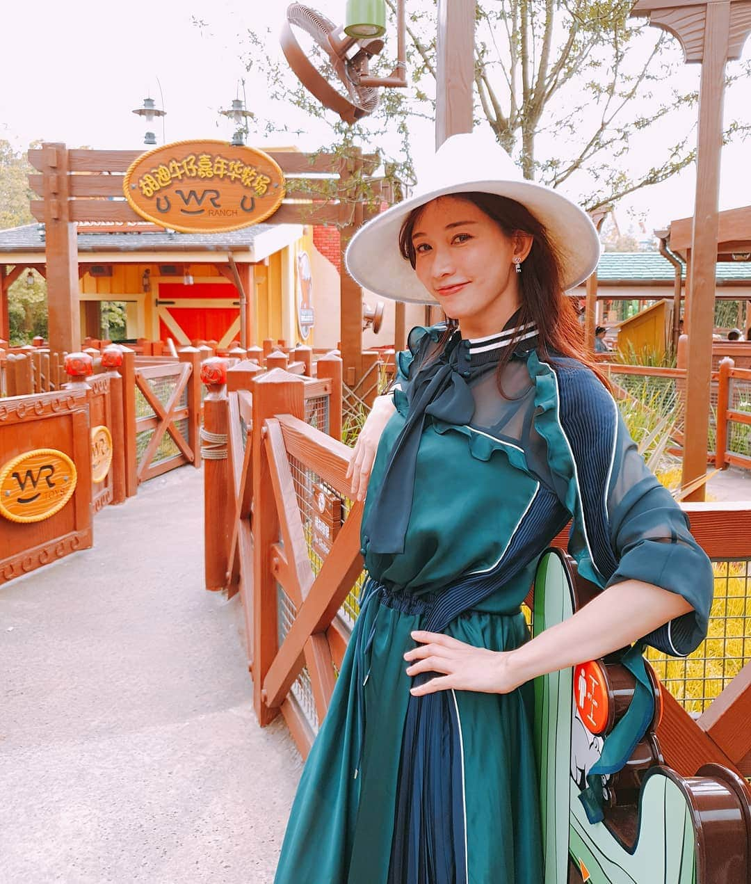 リン・チーリン（ファンアカウント）さんのインスタグラム写真 - (リン・チーリン（ファンアカウント）Instagram)「care for a ride🍎 #shanghaidisneyresort #dinseyfan」3月29日 18時13分 - chiling.lin