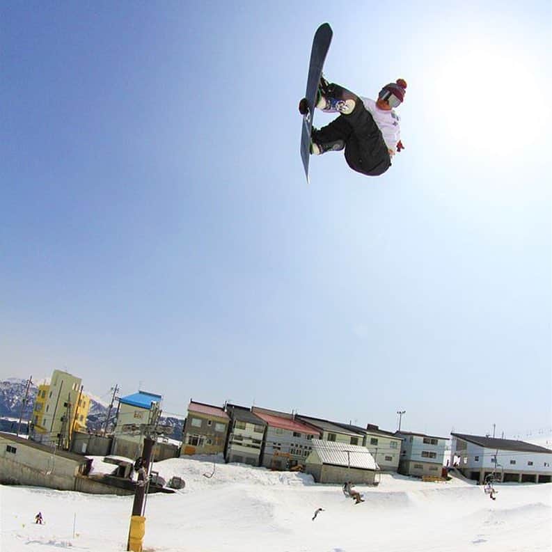 dragonalliancejapan （公式）さんのインスタグラム写真 - (dragonalliancejapan （公式）Instagram)「今週末3/30(土曜)、31(日曜)は、 @ishiuchimaruyama にて、イベント2連続です‼️ ジャンプやバンク遊びなど無数のライン取りを可能にした特設セクションが1番綺麗なタイミングで遊びまくりましょう🤩 . コース造成の状況は @ishiuchimaruyama @snowcasedesign ストーリーからご確認可能です🤳🏻 . . #ishiuchimaruyama #ishiuchi #methodandbbq #dragondds2019 #ドラゴンゴーグル #snowboarding #スノーボード #スノボ」3月29日 18時23分 - dragon_japan