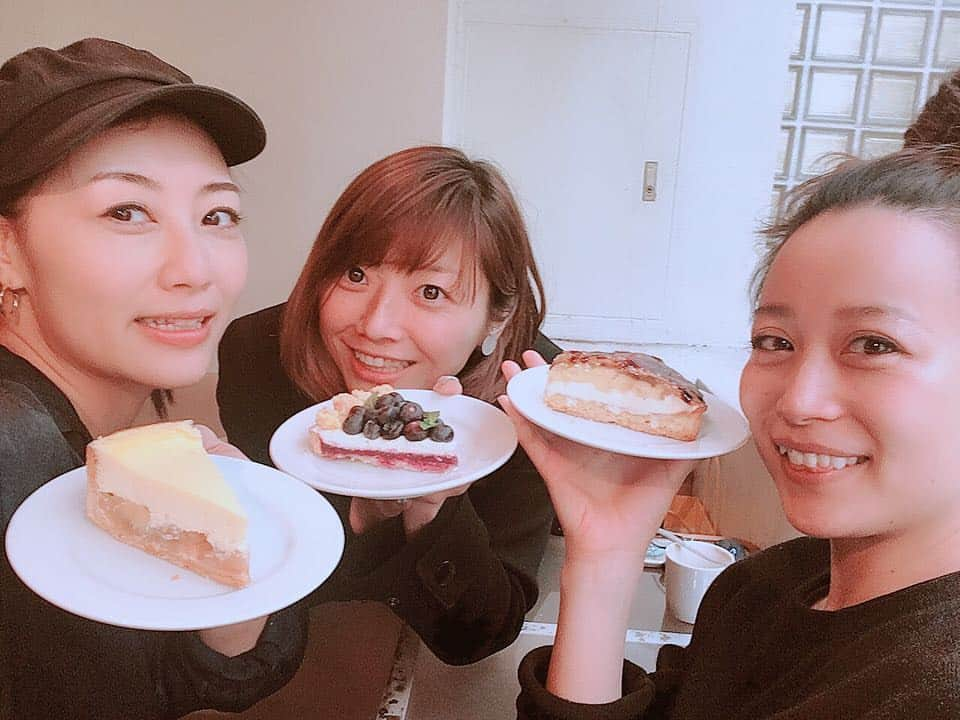 大湯みほさんのインスタグラム写真 - (大湯みほInstagram)「TOKYO✨に上京して来た当時…ここのケーキ🍰を食べたいがために、お昼間ファミレスでバイト頑張って夕方からこのCafe✨☕️来てたなぁ♡ そんな思い出の場所に、ひー♡ももちゃん♡と♡ お仕事前のほんのささやかな時間でも…ほんわか楽しい時間でした！！✨ ・ #tokyo #japan #cafe #sweets #cake #taart #fine #friend」3月29日 18時15分 - nukazukemiho0320