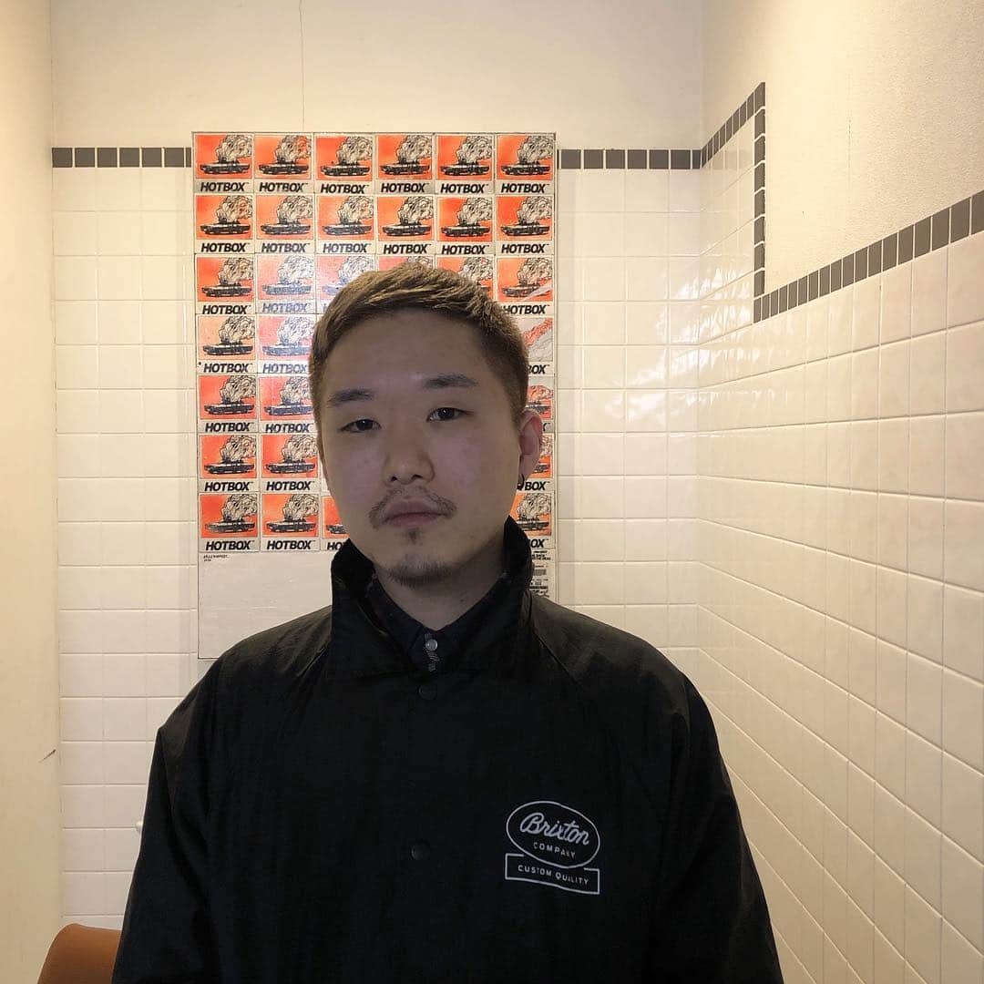 Toshiaki Kinnouさんのインスタグラム写真 - (Toshiaki KinnouInstagram)「コーチジャケットの襟を立てて髪はタイトに。」3月29日 18時25分 - kinnoutoshiaki