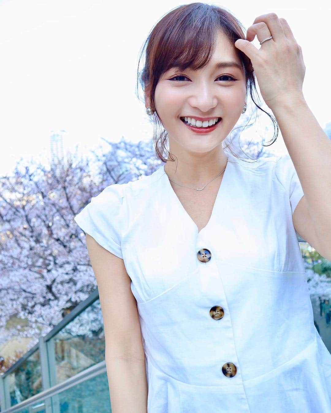 のインスタグラム：「お昼休みに同僚さんとふらっとお散歩して、ライトなお花見を🌸 桜を見ると本当に幸せな気持ちになるよね💕  そんな日のお洋服は @titivatejp のフレンチスリーブペプラムブラウスだよん👚 休日にはデニムと合わせて、珍しくカジュアルにも着てみたいな💓  最近は週末もちょこっと仕事があったり、平日もお仕事後のお仕事が多くて少し疲れ気味だったけど、久しぶりに会えた友達にたくさんのキラキラパワーをもらえて元気になった💪  皆それぞれ頑張っていて輝いていて一生懸命で、素敵だなと尊敬できる友達がいることに感謝✨ 素直な人って損をすることもたくさんあるけど、人を羨んだり妬んだり陥れたり、そんなことに時間を使う人生よりもよっぽど良い💓  私も周りの皆をhappyにできるような人生にしよう🌸  #coordinate#ootd#Japanese#Japanesegirl#Happy#girl#girly#fashion#instafashion#sakura#titivate#フレンチスリーブペプラムブラウス#ブラウス#フレンチスリーブ#お花見#桜#ティティベイト」