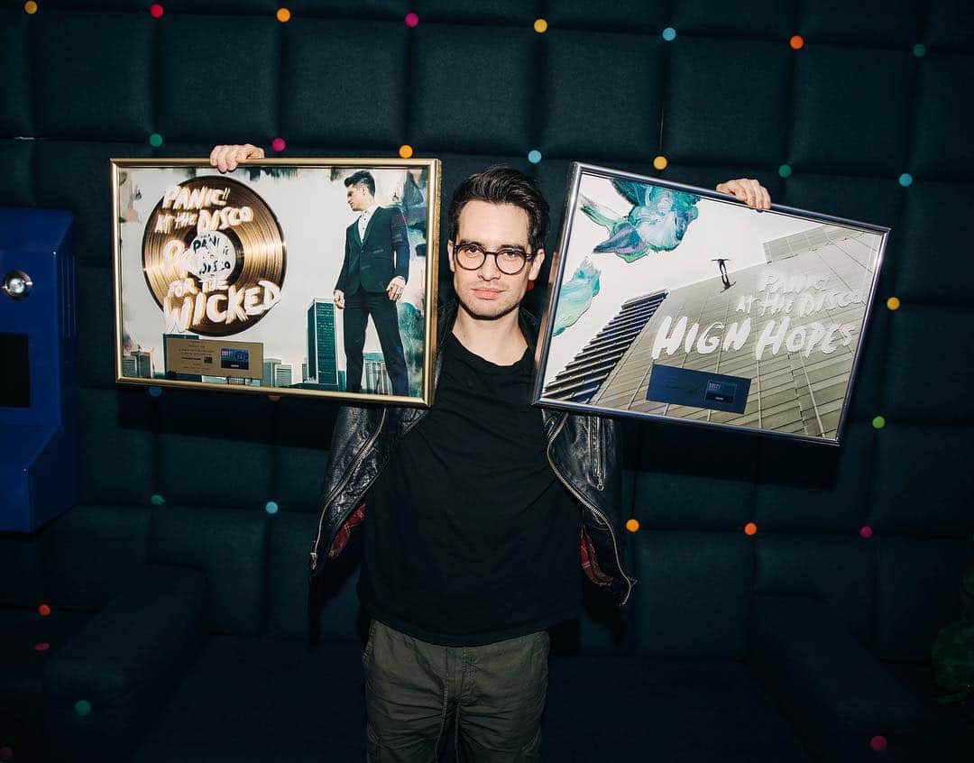 Panic! At The Discoさんのインスタグラム写真 - (Panic! At The DiscoInstagram)「None of this is possible without each one of you. Thank you.」3月29日 18時25分 - panicatthedisco