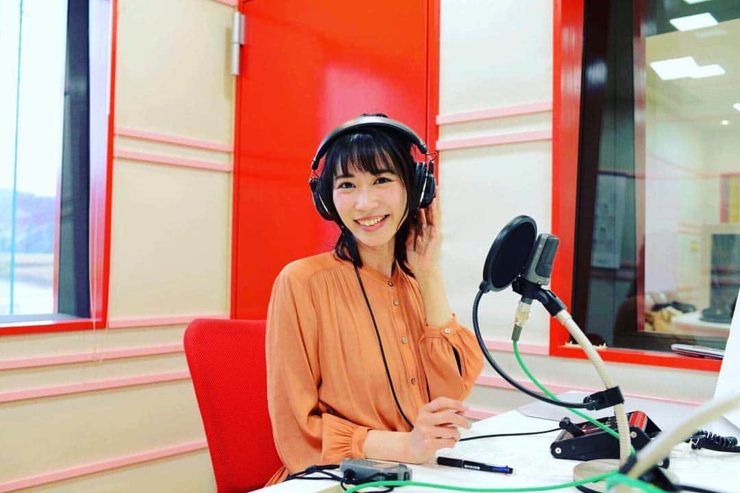 佐藤千晶さんのインスタグラム写真 - (佐藤千晶Instagram)「【ご報告】🌸 FM FUJI「GOOD DAY」 金曜日パーソナリティを 担当することになりました✨ (TOKYO78.6MHz KOFU83.0 & 80.5MHz)  毎週午前10時から約6時間の生放送（！） 6時間1人しゃべりは私も初めてです。  お手洗いや食事のタイミングも 気になっています笑！  音楽も洋楽、邦楽、最新曲やヒット曲、懐メロ…たくさんお届けしますから、一緒に楽しみましょう！もちろんリクエスト、メッセージも大募集です！！ お待ちしています♪  走れ歌謡曲木曜日も引き続き担当しますので、木曜日金曜日、お耳のお供をさせていただければ嬉しいです🙏✨ #fmfuji  @jocvfm  @FMF786GOODDAY  #ラジオ #ラジオパーソナリティ #佐藤千晶 #この写真はボツ写真 #しかし私は気にいっています笑 #ホームページには違う写真がのるよ😊」3月29日 18時26分 - satochiaki125