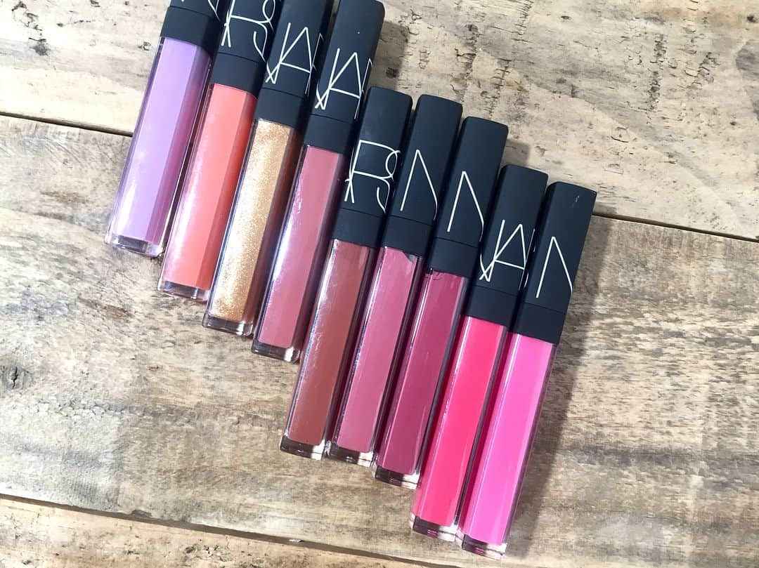 GODMake.さんのインスタグラム写真 - (GODMake.Instagram)「・ 〈4月19日発売！NARS リップグロスN〉 人気の「リップグロス N」より シャイニーな輝きを再定義するかのような 魅力的な新9シェードをご紹介！ 保湿成分を含んだ革新的なフォーミュラ。 クリーミーかつスムースなテクスチャーがベタつきにくく快適なつけ心地を維持♡ ・ ・ ・ ◆Item #NARS リップグロス N  スウォッチ画像 上から #5954,#5955,#5956,#5604,#5695,#5696,#5697,#5698,#5699 ¥3,100（税抜き） ・ ・ ・ #イエベ#ブルベ#コスメ#メイク#デパコス#リップ#ルージュ#口紅#コスメレポ#コスメ紹介#化粧品#おしゃれ女子#メイク動画#godmake#cosmetics#lips#lipstick#Beauty#love」3月29日 18時22分 - bybirth_official