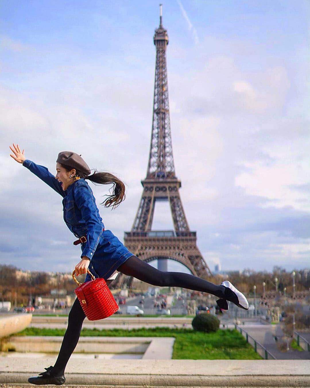 のインスタグラム：「I’m such a tourist 💃  2まいめはすこし真面目に😉 #飛べないバレリーナ」