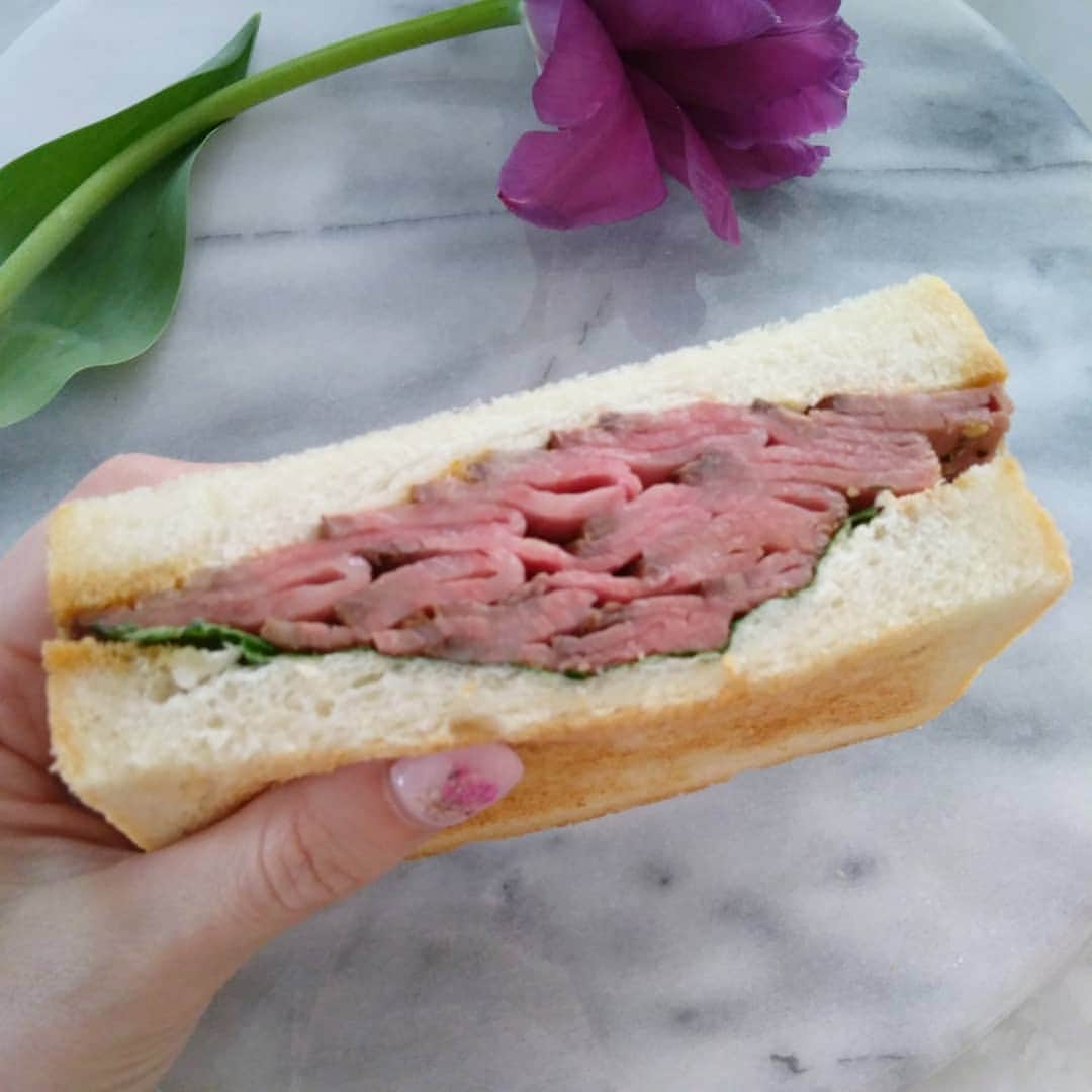 早川愛さんのインスタグラム写真 - (早川愛Instagram)「どーーんっ!! トーキョーカウボーイのローストビーフサンドイッチ♡♡♡ 最高においしすぎた♡♡♡ ・  お肉が甘くてとろけるの♡♡♡ 絶妙な火入れで そもそもこんな美味しいローストビーフは初めて♡♡♡ ・  ソースもおいしくてシソもいいアクセントになっていました♡♡♡ ボリュームあるけどペロリでした♡♡♡ ・  前にキャロウェイのレセプションでお肉をいただいてからずっと気になってましたが やっと行けて良かった♡♡♡ ・ ・ ・  @tokyo_cowboy #東京カウボーイ  #トーキョーカウボーイ #ローストビーフサンドイッチ #ローストビーフ #サンドイッチ #肉食女子  #用賀 #用賀グルメ  #世田谷 #世田谷グルメ #tokyocowboy #roastbeefsandwich #roastbeef  #sandwich」3月29日 18時34分 - megumegu_1006