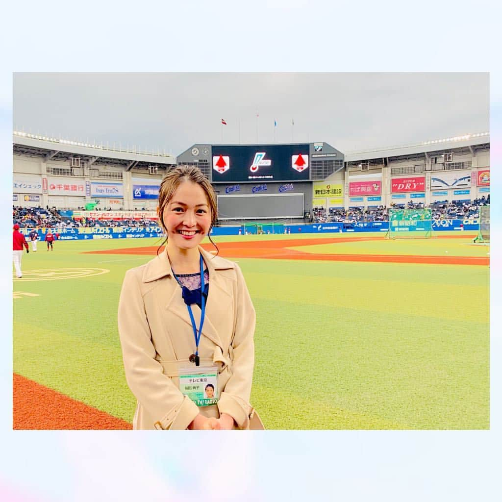 福田典子さんのインスタグラム写真 - (福田典子Instagram)「いよいよプロ野球が開幕です🌸 きょうは、ロッテvs楽天へ。 . ロッテは、藤原恭大選手が「一番・中堅」で54年ぶりに高卒ルーキーとして開幕スタメン！ . 井口監督は、事前に「開幕戦に両親を呼んだか？」と開幕スタメンを匂わせていたそうですが、藤原選手本人は全く気付いておらず、 . 「まさかだと思っていた。うれしい思いもあり、緊張感も高まりました。力はないので、一つ一つ、全力でやっていきたい」 . とやや緊張した面持ちで話していました。 . . 楽天は、オコエ選手が4年目で初開幕スタメン！ . 「嬉しい。嬉しいですけど、今日だけじゃなくて一年間一軍で出続けたい。去年は怪我で自分からチャンスを逃してしまったので、怪我だけには気をつけたい。」 . と今季を見据えて意気込みを笑顔で語っていました。 . . いつものマリンスタジアムより風は弱かったですが、練習中からかなり冷え込んで、選手の皆さんも手のひらにあたたかい息を吹きかけながら練習にのぞんでいました。 (私は指がかじかんで、取材メモが読み解けないレベルの文字しか書けなくなりました🥶) . . さぁ、12球団の球春到来🌸 結果はぜひSPORTSウォッチャーでご覧ください💓 @sportswatcher . . . #ロッテ #マリーンズ #鳥越コーチ が #練習前にグラウンド2周したらボールを2球拾ったから今日は2得点やなと話していました #当たるのか外れるのか #😏 #ボール占い #楽天 #イーグルス #何度言っても変わらないのに #寒い寒いとつい口に出してしまうほどの寒さ #笘篠コーチ #に仙台は今日雪らしい #と言われて驚き #三寒四温が激しい #昨日の #モヤさま #ロケよりも断然寒い #観戦 #される方は寒さ対策をしっかりと！」3月29日 18時35分 - norikofukuda212