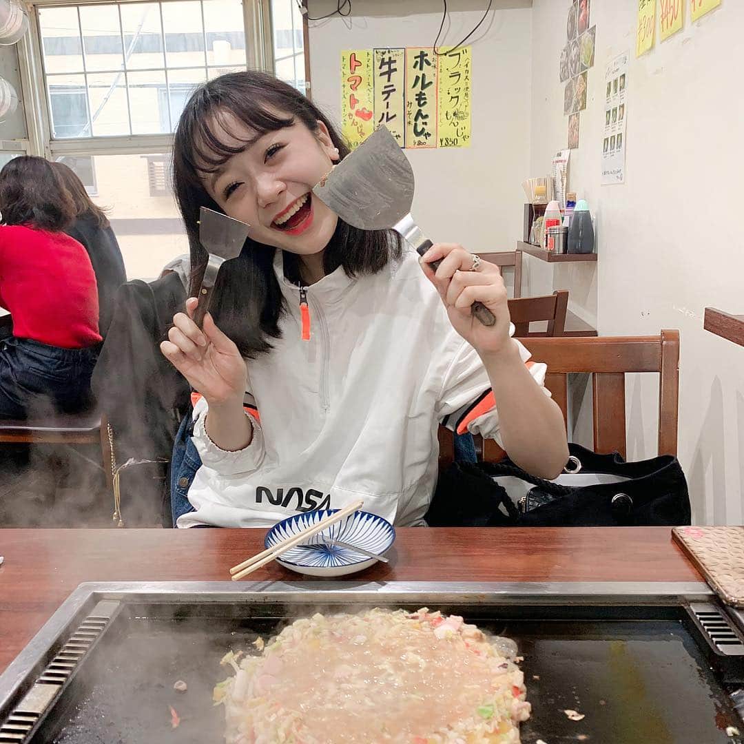のインスタグラム：「蒲田行進曲 ３日目🌷 . 本日は19:30開演の1公演です🌸 なので、、、 はやめに浅草にきて あさくさんぽ〜🐒🌸🌸 . 浅草の春だいすきだあ。🥺 木馬亭は浅草寺が隣にドーン！ 逆にホッピー通り🍻 今日もだいすきなみんなと一つに。 . お昼に食べたもんじゃくん ただひたすらもんじゃを作る工程🐒」