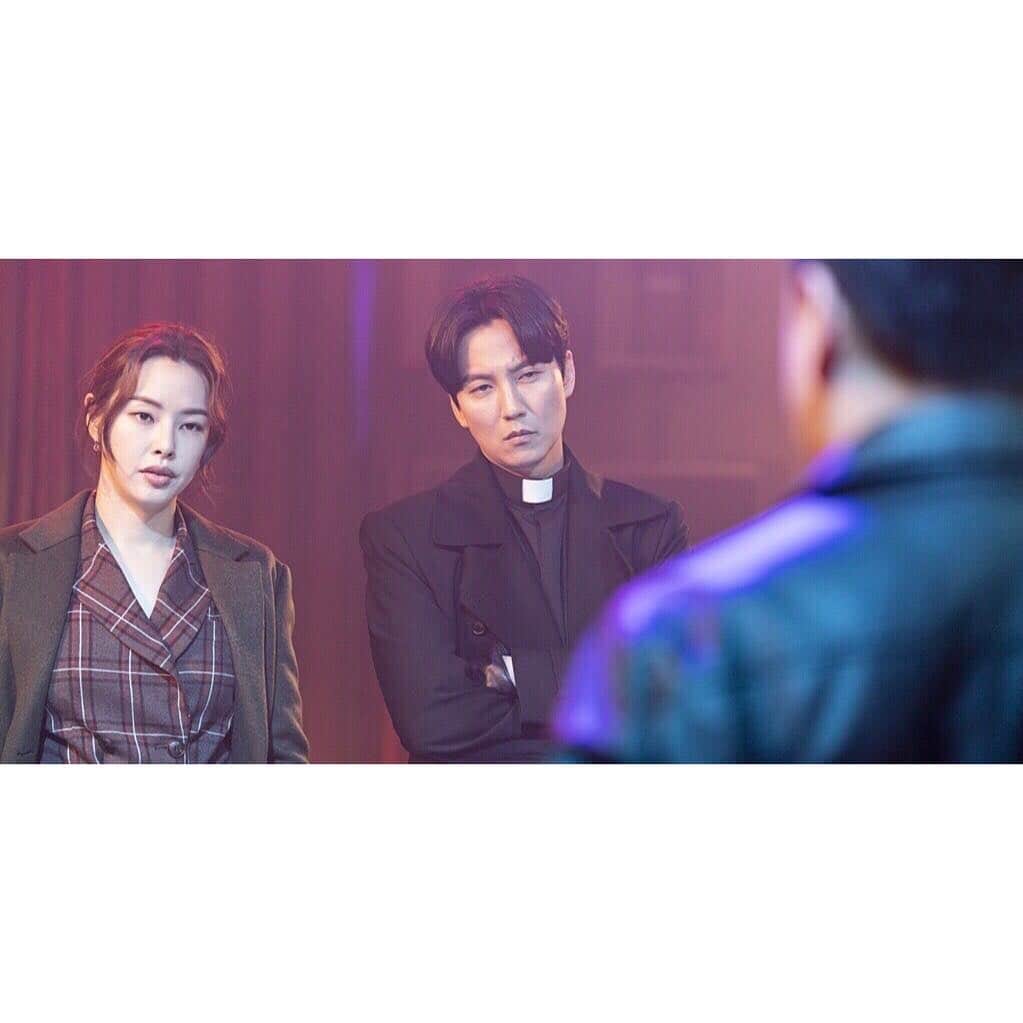 C-JeS エンタテイメントさんのインスタグラム写真 - (C-JeS エンタテイメントInstagram)「부정부패의 중심😈 라이징문 잡으러 #열벤저스 등장🤘 . 오늘도 #열혈사제 #김남길 폭풍활약 예정🙌 . #KimNamgil #キムナムギル #金南佶 #sbs #TheFieryPriest #热血司祭 #김성균 #씨제스타그램 #cjestagram」3月29日 18時31分 - cjes.tagram