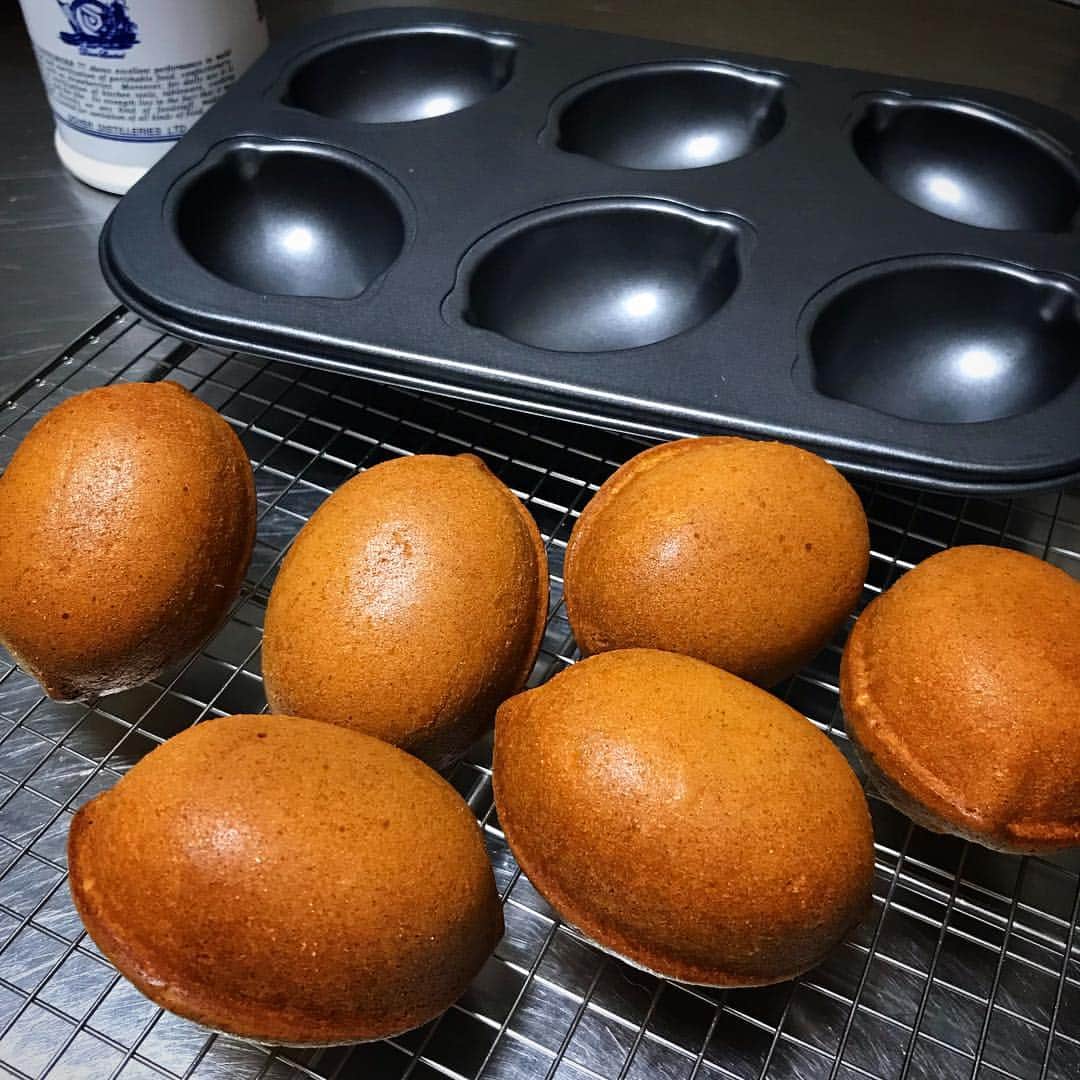 のインスタグラム：「2019年3月28日 . 🎶レモンケーキ未完成🎶 . 私なりのレモンケーキ、いろんなことを考えて作った配合で試作第1号🍋 . つくば産のレモン使ってます😊あ、ピールは市販で😅まずは良い色に焼きあがりました。  冷めてからの味や食感が、果たして思い描いたようにできているのか🧐そして上掛けもちょっと変わったものを考えてるんだけど、上手くいくかな🤨 . 今この場で熱々を頬張りたい衝動に駆られる〜😂夕食前です💦💦💦 . . #レモンケーキ #焼き菓子 #試作 #お菓子教室 #ミルガトー #つくば #茨城」