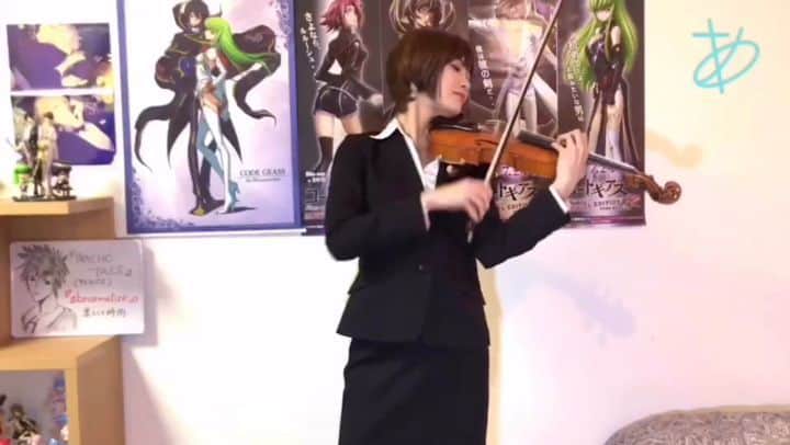 のインスタグラム：「Ayasa channel最新作٩(ˊωˋ*)و ・ 今回はアニメ『PSYCHO-PASS(サイコパス)』オープニングテーマ、凛として時雨さんの『abnormalize』を常守朱ちゃんコスで弾いてみました💙🔫 📺https://youtu.be/wkx6aMvj4YM . 前回の『名前のない怪物』に引き続きサイコパス主題歌♡ . TKさんの歌声はすごくバイオリンの音色に近いように感じます...✨ だからこそバイオリンで弾くアレンジを考えるのもとても楽しかった🎻💙 . 怒涛の勢いで展開されるこの楽曲、すごく弾き甲斐があって夢中で弾いております( •̀ω•́ )و . 映画公開&アニメ第３期のお祝いの気持ちも込めて💙 . 皆様にも楽しんで聴いて観ていただけますように！！ ・ ・ #ayasachannel #ヲタリスト  #バイオリン #弾いてみた #violincover #violinist #バヨリン弾き #5string #5弦バイオリン #psychopass #サイコパス #psychopassanime #psychopassmovie #サイコパスss #pp_anime #abnormalize #凛として時雨 #常守朱 #psychopasscosplay #cosplay」