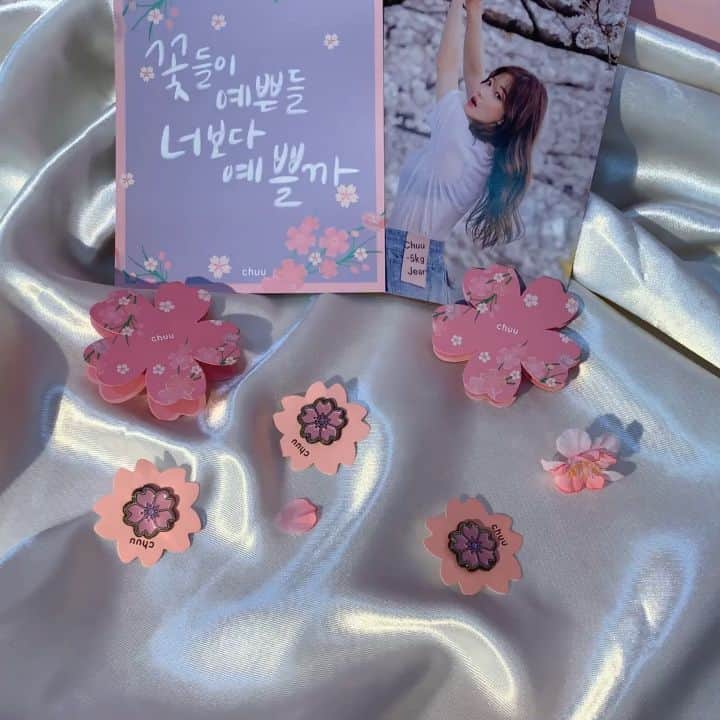 Chuuのインスタグラム：「츄 4월 벚꽃 맞이 chuu blossom 이벤트! 예쁜 봄 신상 사고 소장욕 뿜뿜 벚꽃 굿즈 받자! ⠀⠀⠀ ⏰4월 1일(월) 10 AM ~ 증정품 소진시까지 ⠀⠀⠀ 📌이벤트 내용 👉🏻chuu blossom 카테고리 상품 구매 시 : 벚꽃 엽서 + 브랜드카드 증정(선착순 500명) 👉🏻카테고리 상관없이 6만원 이상 구매 시 : 벚꽃 브로치 증정(선착순 100명) ✔️chuu blossom 카테고리는 4/1(월) 10시에 오픈됩니다. ✔️사은품 재고 소진시 임의 종료될 수 있습니다. ✔️사은품 재고 소진시 주문완료 페이지에 사은품이 표시되지 않습니다. ✔️1인당 최대 1번씩만 증정됩니다. ⠀⠀⠀ #chuublossom #chuu #츄 #chuuseoul #벚꽃 #벚꽃엠디 #벚꽃md #레어템 #소확행」