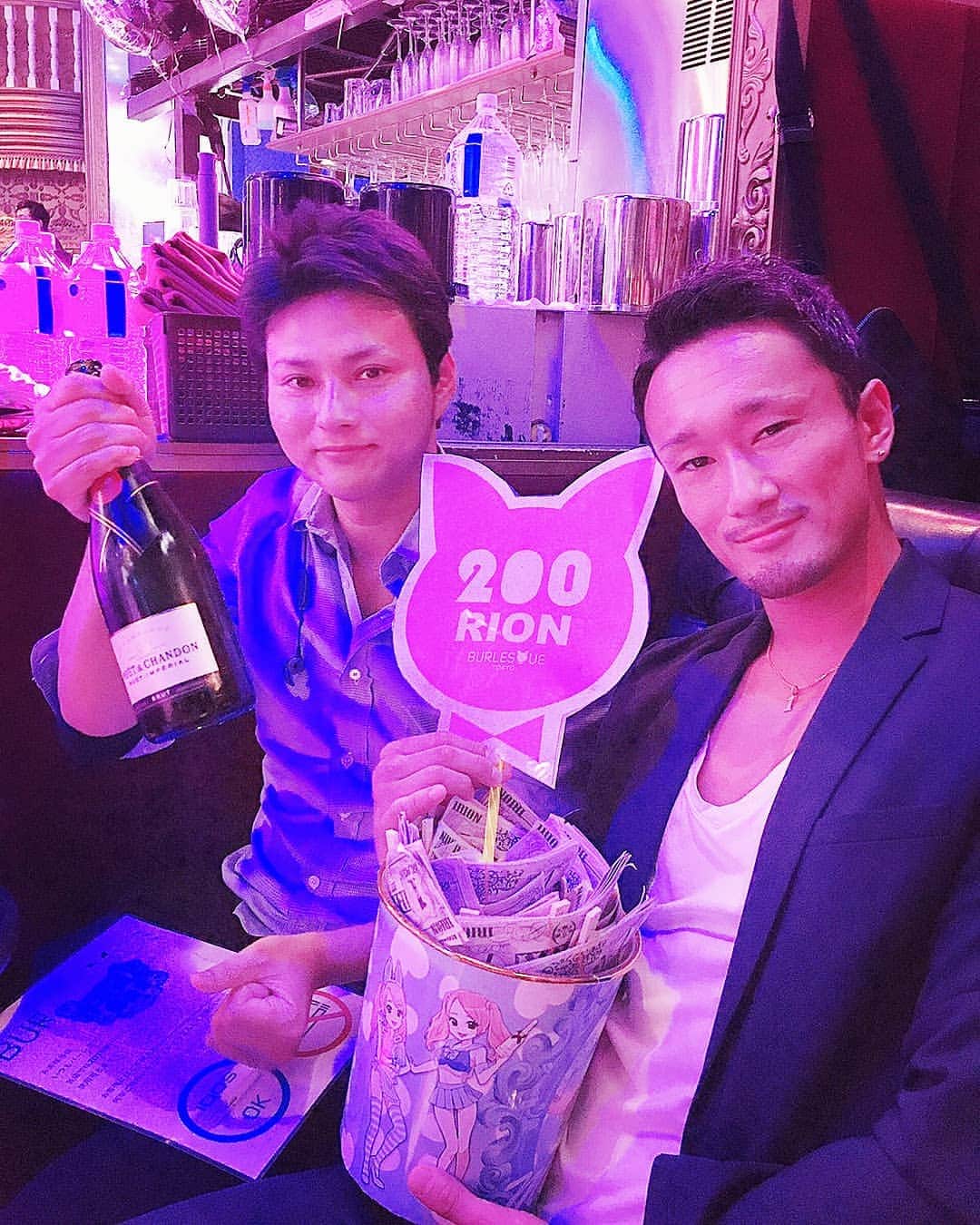梅野源治のインスタグラム：「ショーがとても大好きな【株式会社クドケン】代表取締役の工藤社長にBurlesque&ものまねエンターテイメントハウスSTARに連れていっていただきました。  BurlesqueでもSTARでも、お客様に"魅せる"ということを常に頭で考え動いていることがわかった。そして、人に魅せつつも自分も楽しむことを忘れていない。  うん、とても勉強になりました！！ #感謝」