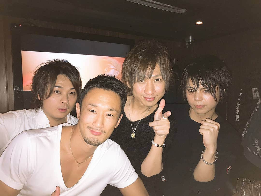 梅野源治のインスタグラム：「先日、応援いただいているSing-oさん @samuraikun_japan のお店 【六本木会員制 BAR15】に顔を出しに。  ザ・ノンフィクションで見た伯爵さんや薫さん、光輝さん。 そして、音楽やダンス、ホストの世界で輝いている方たちとお会いすることができました！  @samuraikun_japan @koki_830 @starstreamkaoru さんの今までのお話を聞かせていただき、すごく熱い想いを感じることができました。  最後はSing-oさんに(最後の雨)を歌っていただいた。 お酒をかなり飲まれていて声も出ないと言っていたのに………無理やり歌っていただきましたw  五月の試合もみなさんで応援に来ていただけることに。  #感謝」