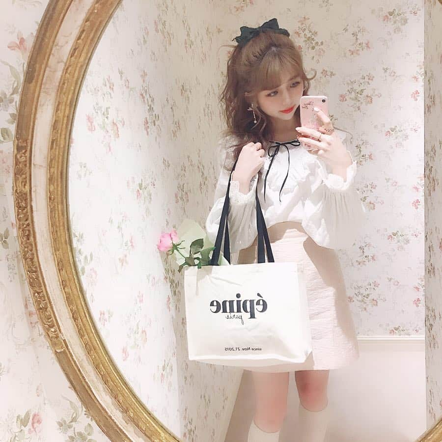 エリンコさんのインスタグラム写真 - (エリンコInstagram)「🥀 * * 大好きなブランド @epineofficial 🎀 表参道にお店をOPENしたよぉー💗 一足お先にお邪魔してきました🥰💘 * 外観からオシャレで可愛いさが...😭 さすがのセンスすぎる🥺💓💓💓 * お買い物もしたよぉー😍💘 まだまだ欲しいものあったからまたお買い物にいくー🛍 * @ayayaka1019 @ym14me おめでとうー💐💕 * * #epine#OPEN#reception#fashion」3月29日 18時38分 - erinko0315