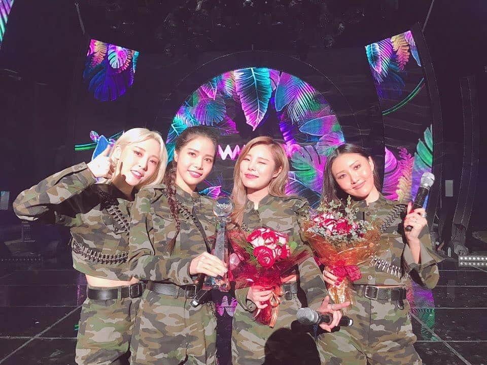 Mamamooさんのインスタグラム写真 - (MamamooInstagram)「[#마마무] 무무들아!!!!! 우리 1위했다!🏆 - - #MAMAMOO #뮤직뱅크 #무무들아_땡무」3月29日 18時40分 - mamamoo_official