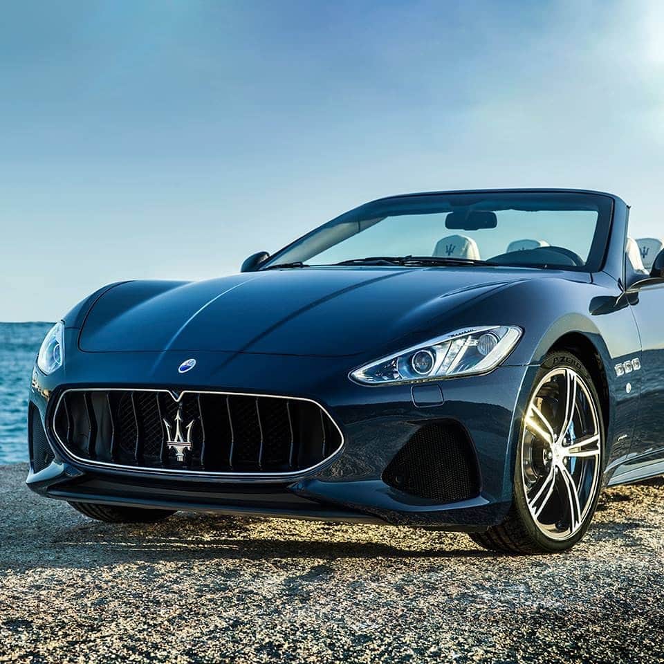 Maserati Japan | マセラティ ジャパンのインスタグラム：「暖かな日差しと陽気に誘われてグランカブリオとオープンドライブ。他では味わえないマセラティならではのドライビングフィールをご堪能ください。 #Maserati #マセラティ  #MaseratiJapan #マセラティジャパン #GranCabrio」