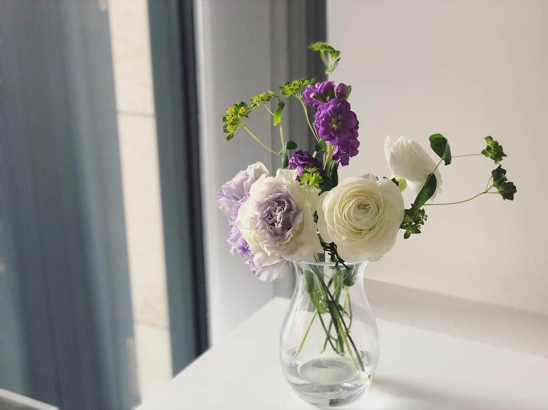川村優希さんのインスタグラム写真 - (川村優希Instagram)「とても良い香り💐 . . #flowers #flowerstagram #flowerarrangement #flowerlovers #トルコキキョウ #ラナンキュラス #ブプレリウム #ストック #春 #お花 #お花のある暮らし #フラワーアレンジメント #フラワーベース #初心者」3月29日 18時51分 - yuki.kawamura.official