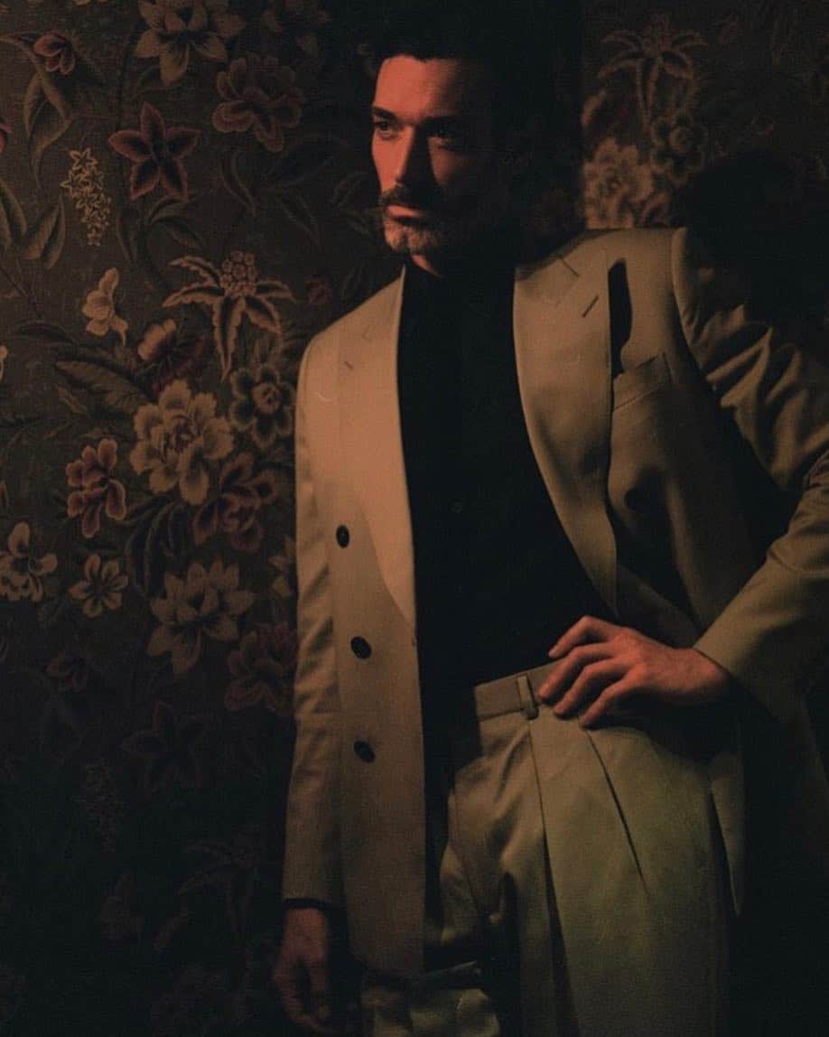 のインスタグラム：「Fantastic shot of our good friend and AW18 campaign model @richardbiedul looking extremely sharp in his tailor-made Chester Barrie at the @hotelbloomsbury.  Why not elevate your own tailoring status with our made-to-measure service? A luxurious treat for any stylish man. Email info@chesterbarrie.co.uk for more information.  Photography: @kirktruman . . . . #richardbiedul #tailormade #hotelbloomsbury #MtM#MadetoMeasure#PersonalTailoring#tailoredtofit#CBstyle#tailoredtofit#savilerow#styleforum#gentlemenstyle#menwithstyle#fashionformen#mensstyle#style#chesterbarrie#tailoring#menswear#suit#mensfashion#Britishfashion」